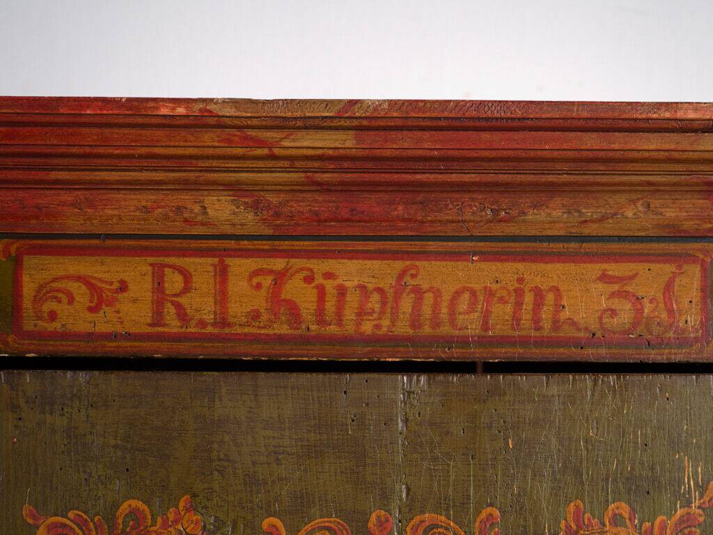 Armoire ancienne peinte en bois de pin – Austrie, 1831