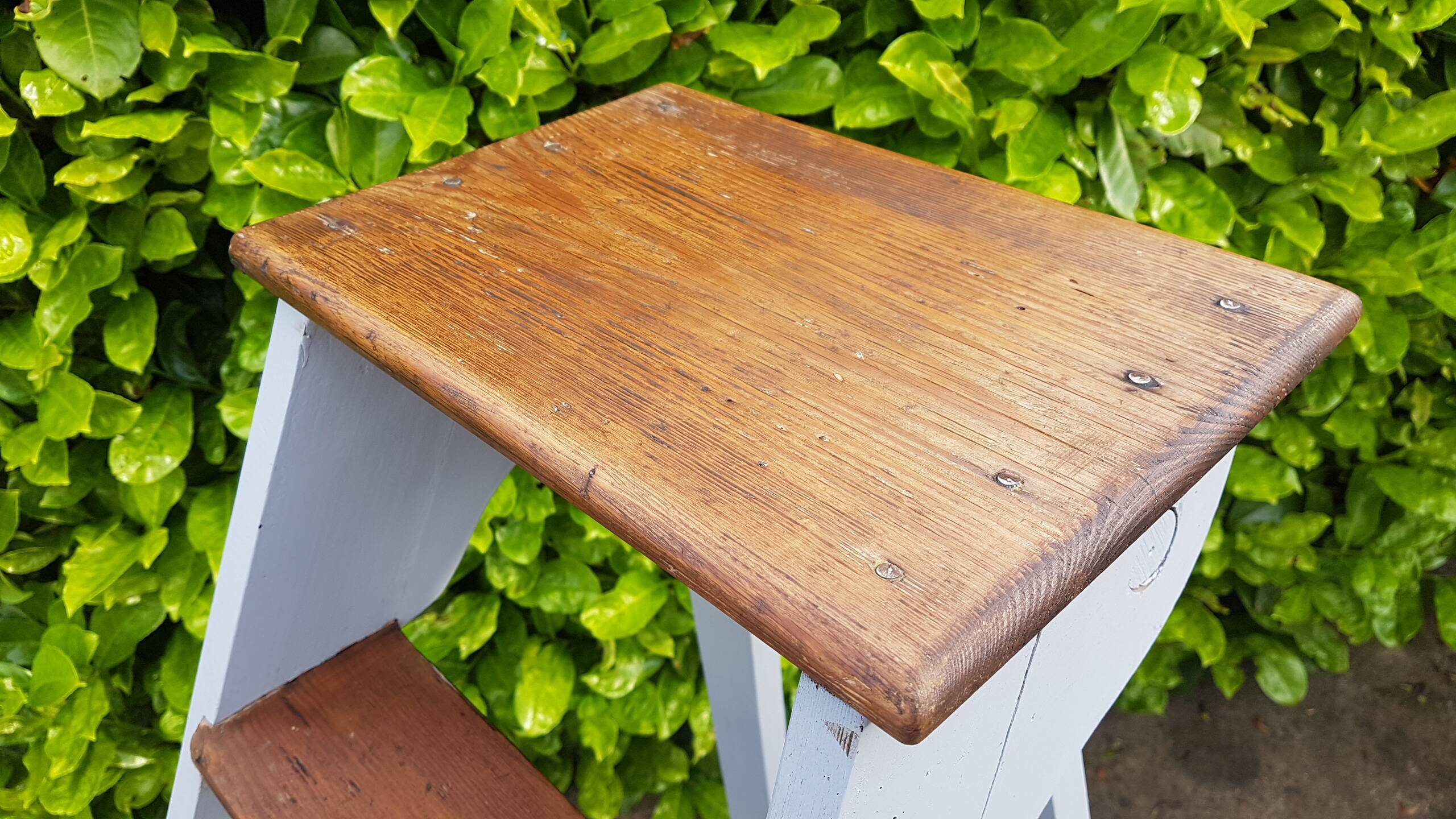 Old escabeau relooked on the sides and beautiful patina on the steps