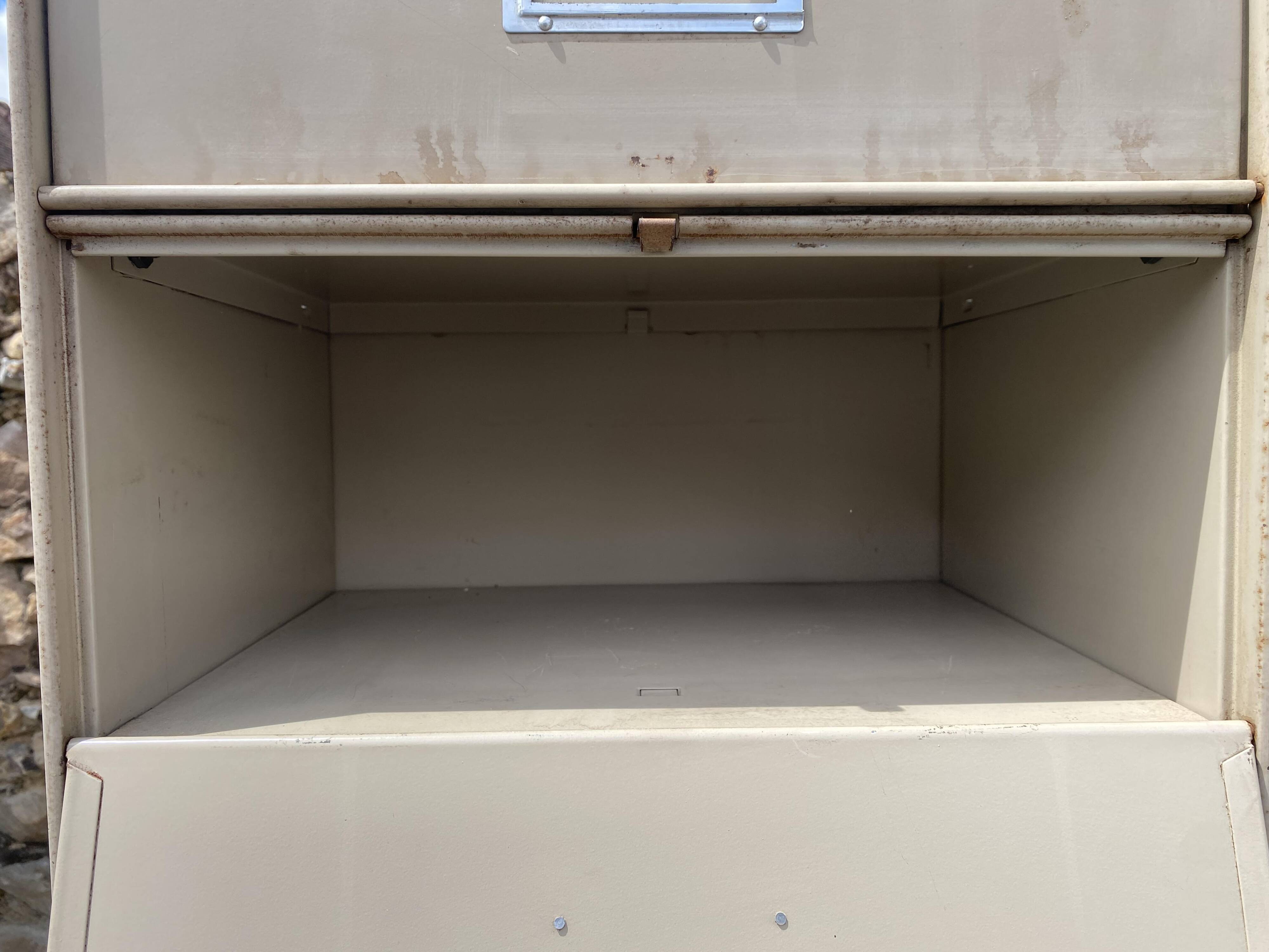 Furniture with 10 industrial metal locker flaps Ronéo 1950