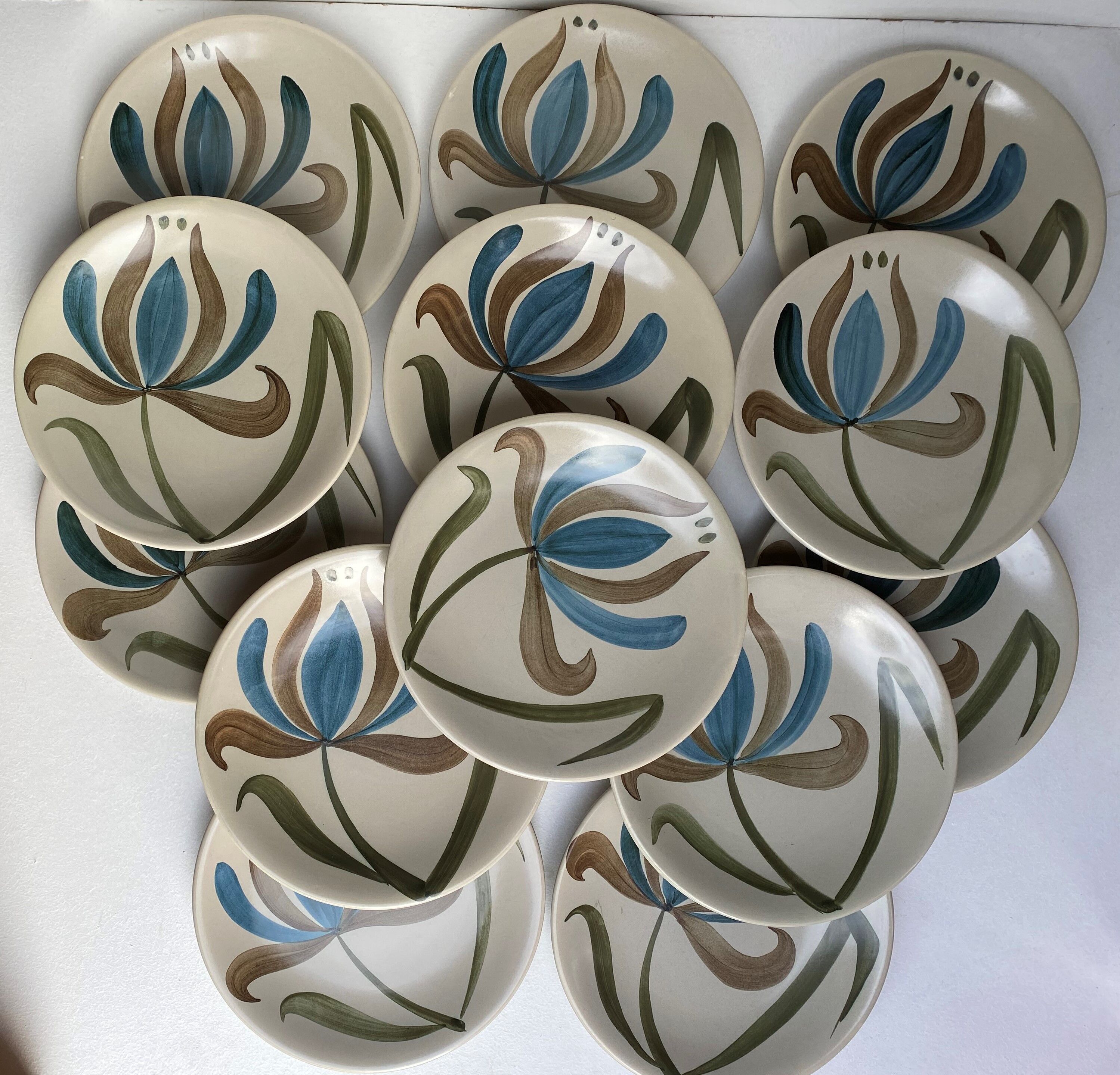 Vintage flat plates in Longchamp sandstone