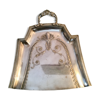 Shovel picks up crumbs