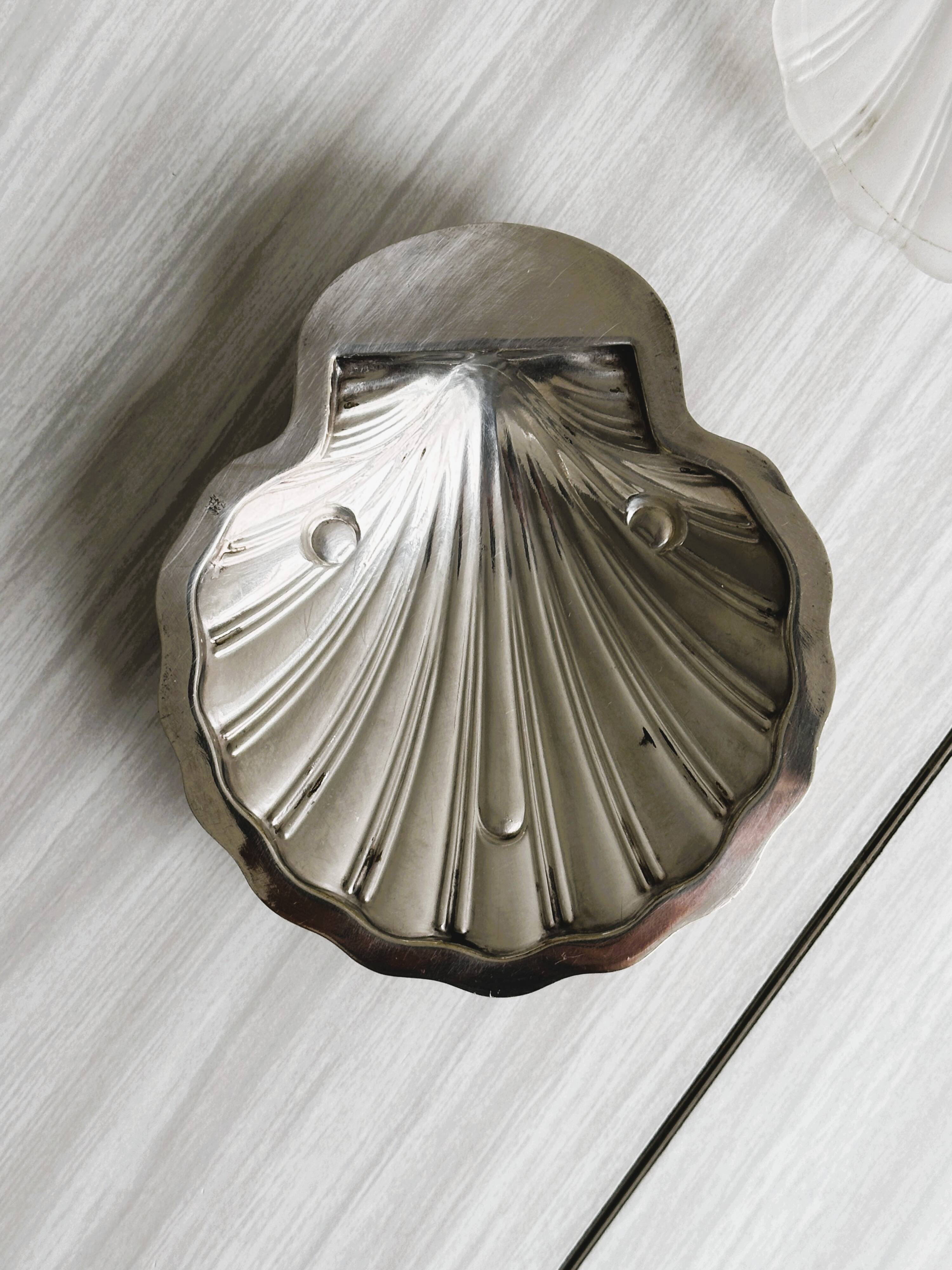 Shell-shaped jewelry holder or butter dish