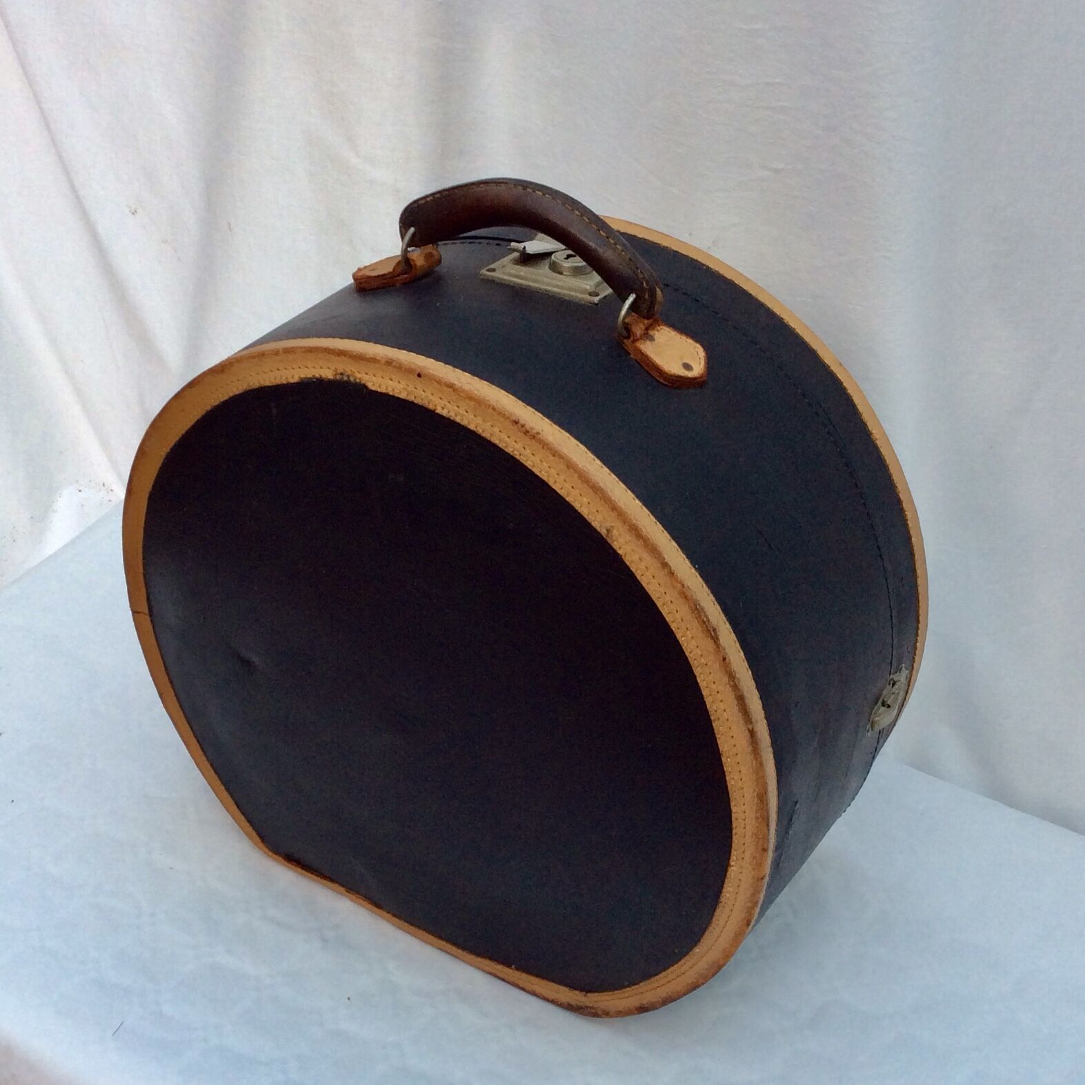 Boîte à chapeau en carton avec son poignée dimension : hauteur -22cm- diamètre -44cm-