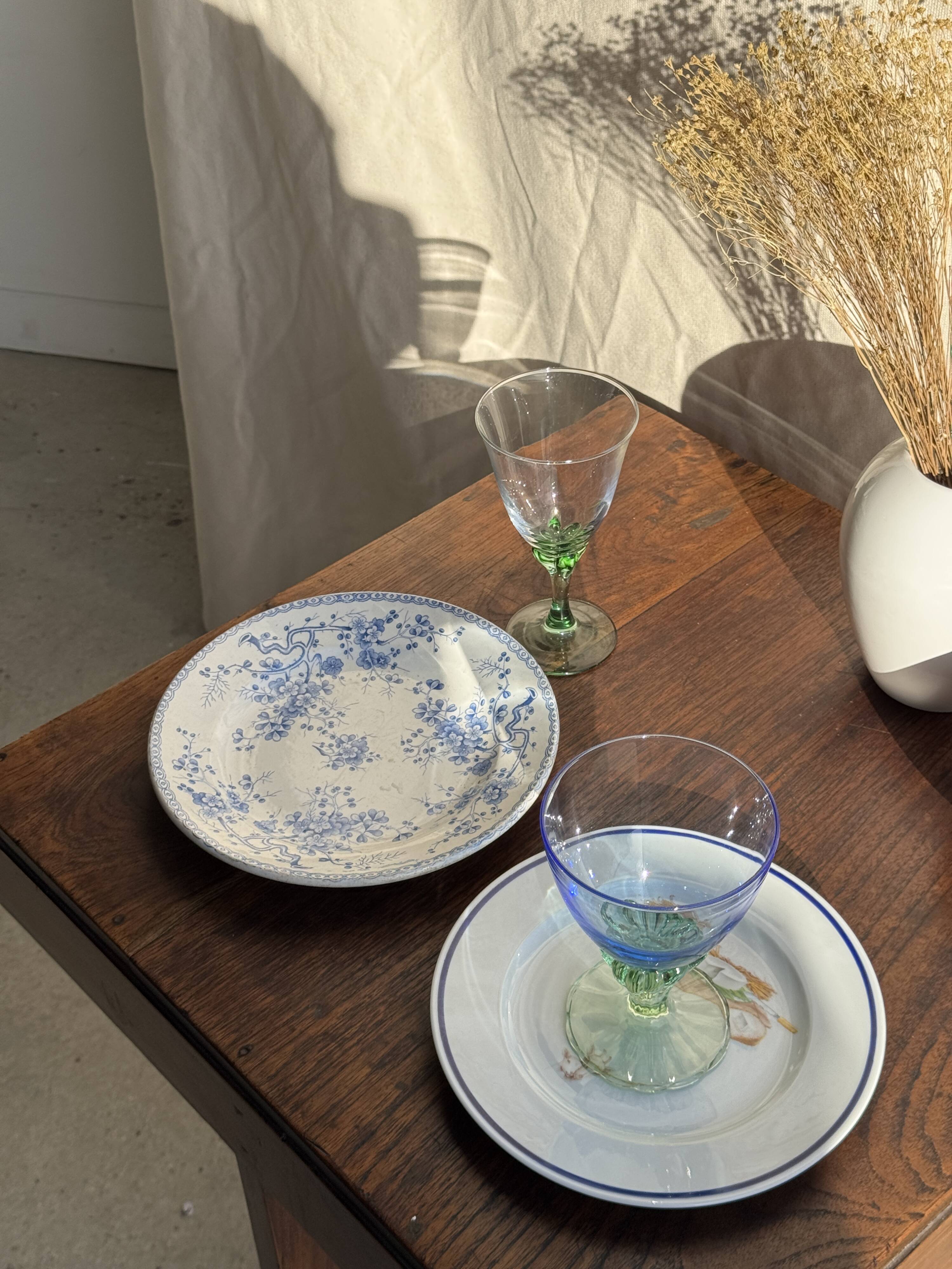 Set of 4 vintage green stemmed glasses H16