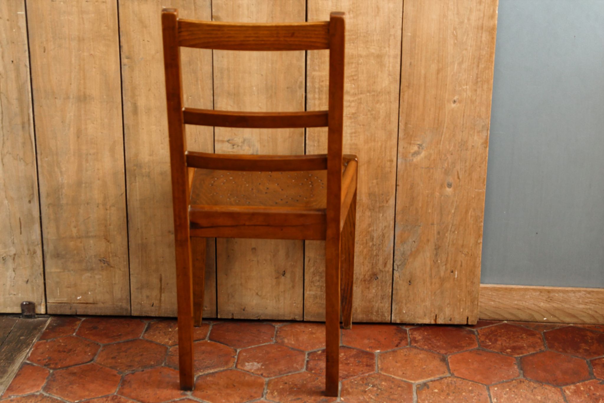 Lot de 4 chaises période Reconstruction bois massif