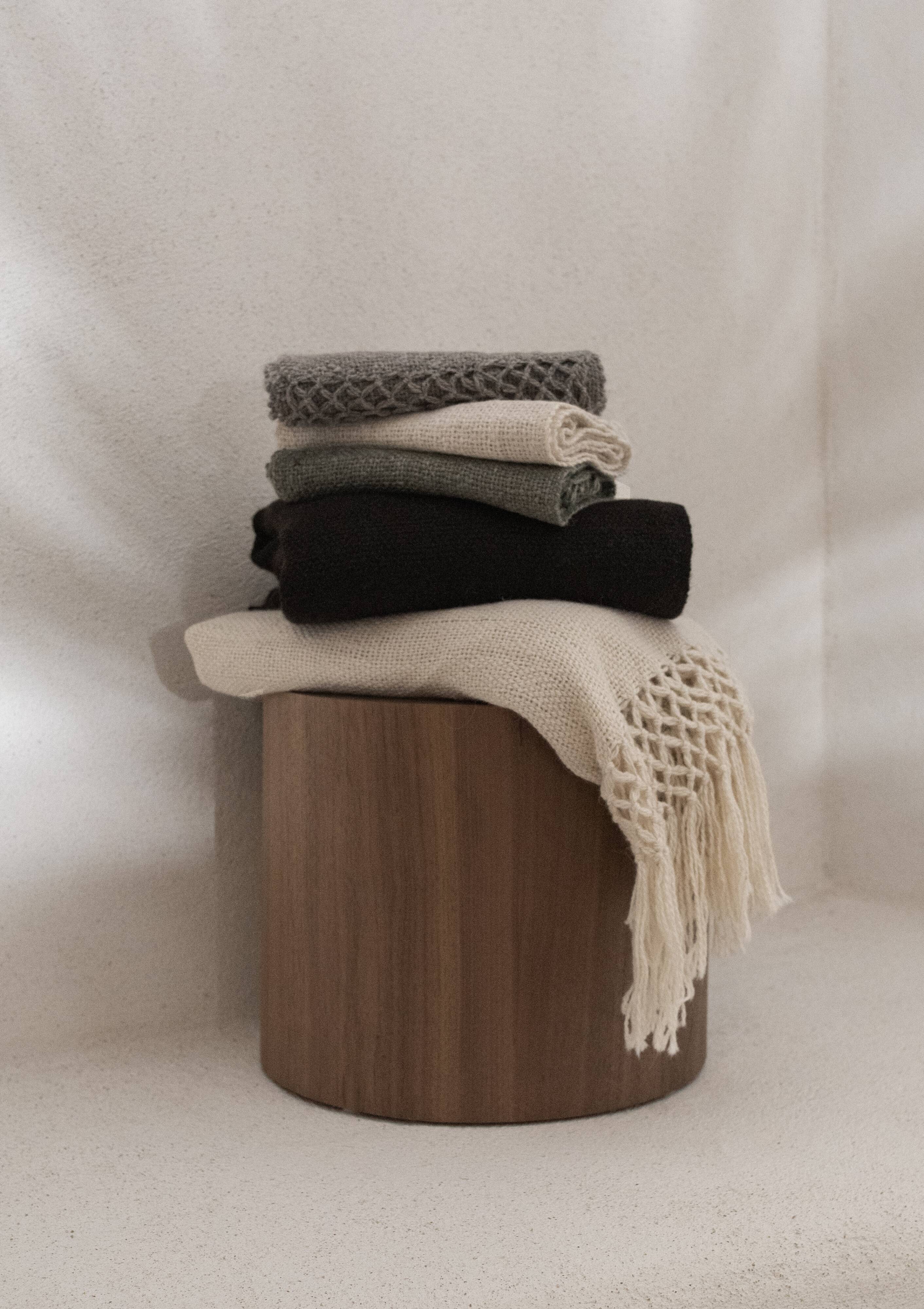 Hand-woven blanket 100% pure white llama wool