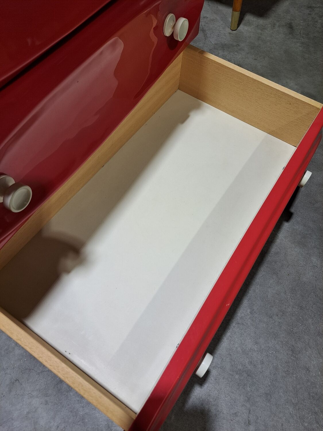 Vintage ladekast met rood roze kunststof lades 1970