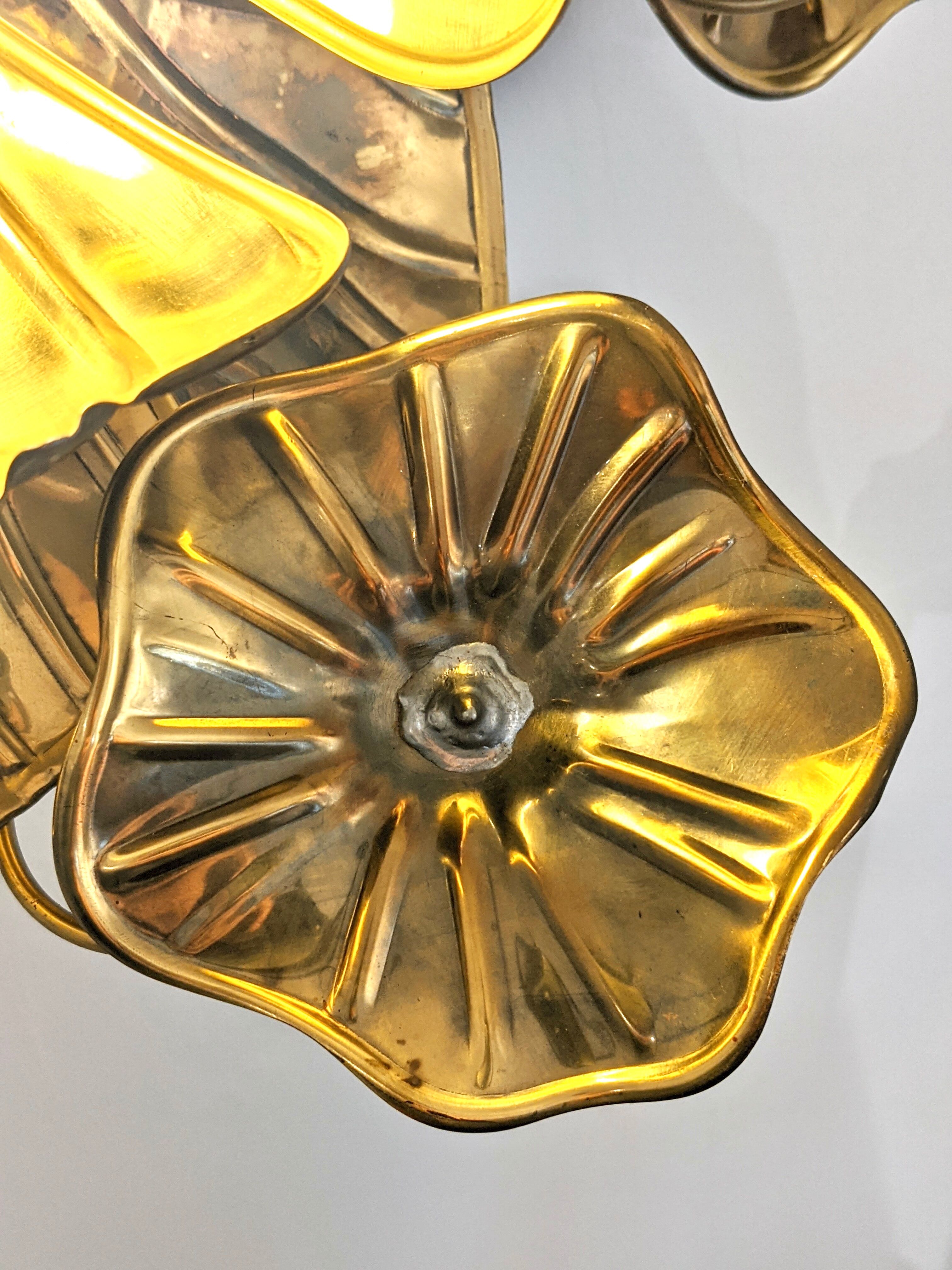 Flower-shaped wall lamp