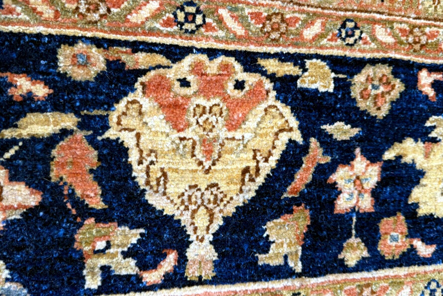 Hand-knotted Oriental rug in wool, 235 × 300 cm