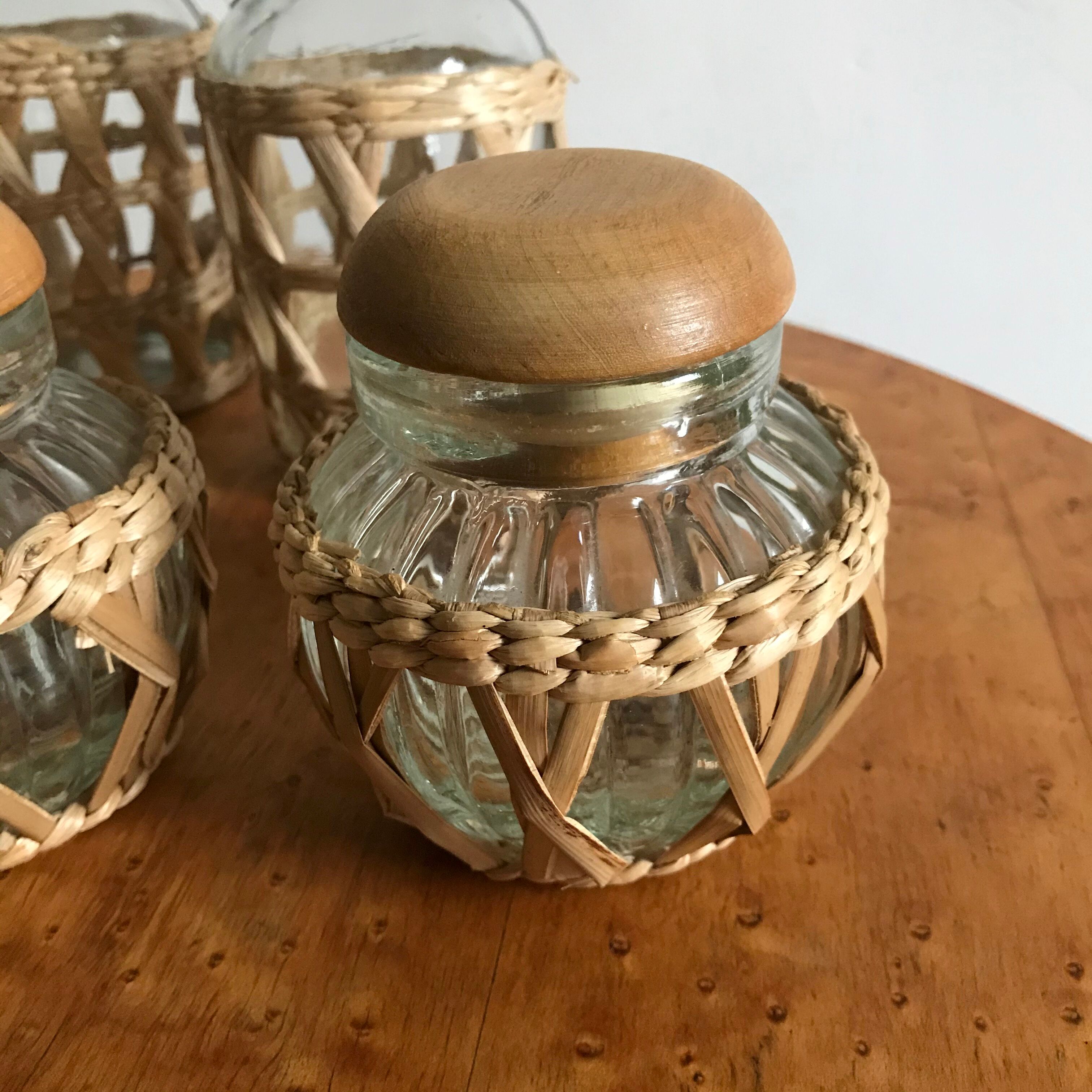 Pots et flacons en verre et rotin