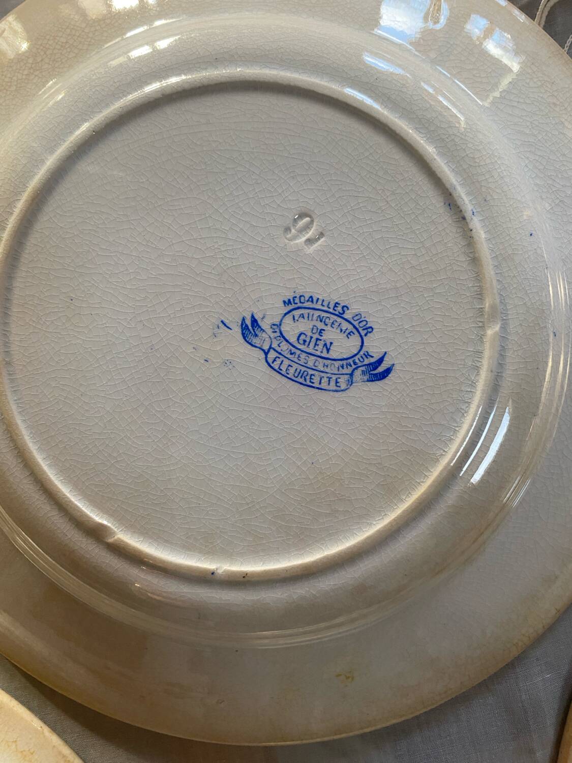 Set of 4 dessert plates in Gien ironstone, fleurette model.