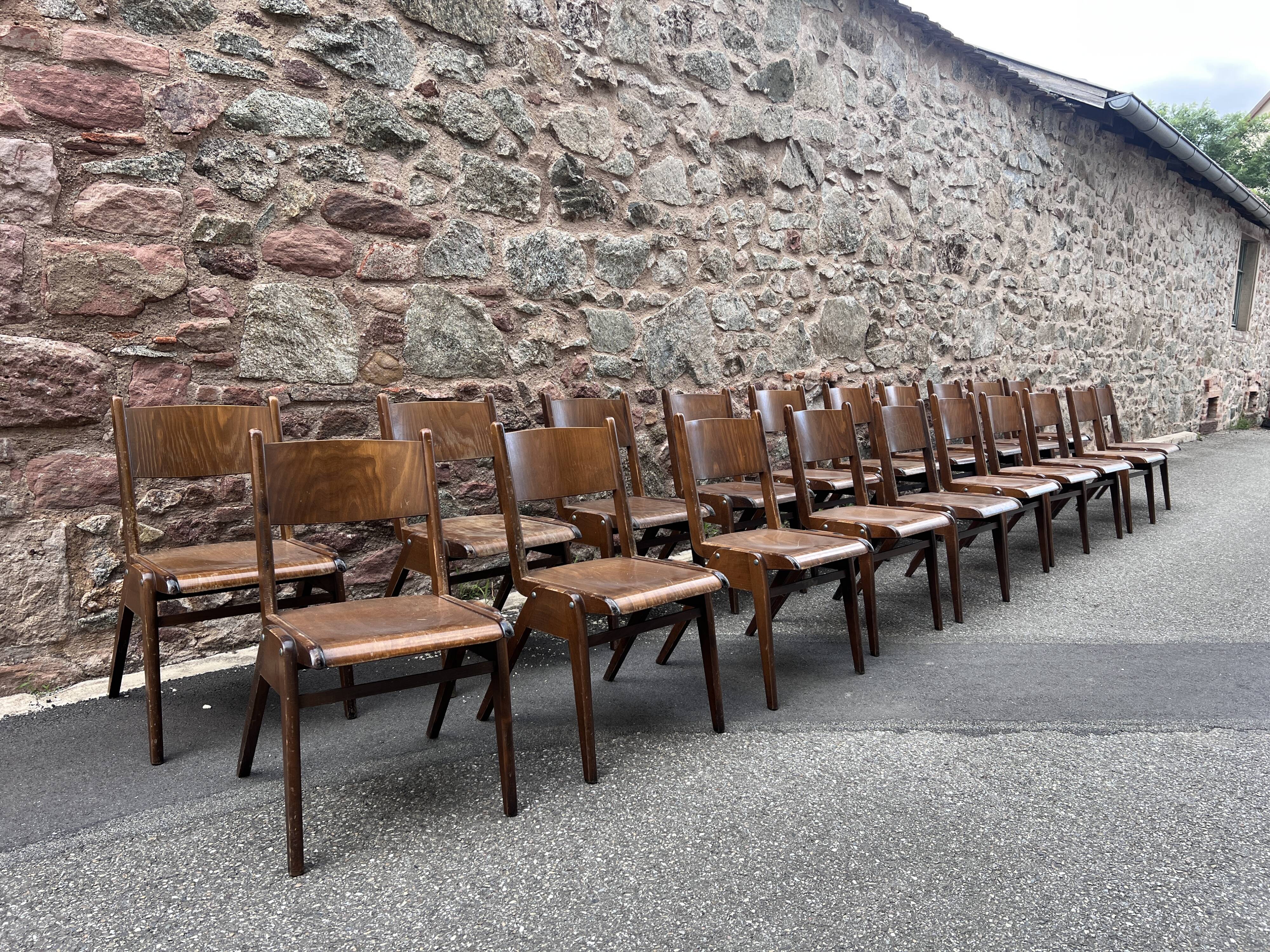 Série de 30 Chaises bistrot empillable