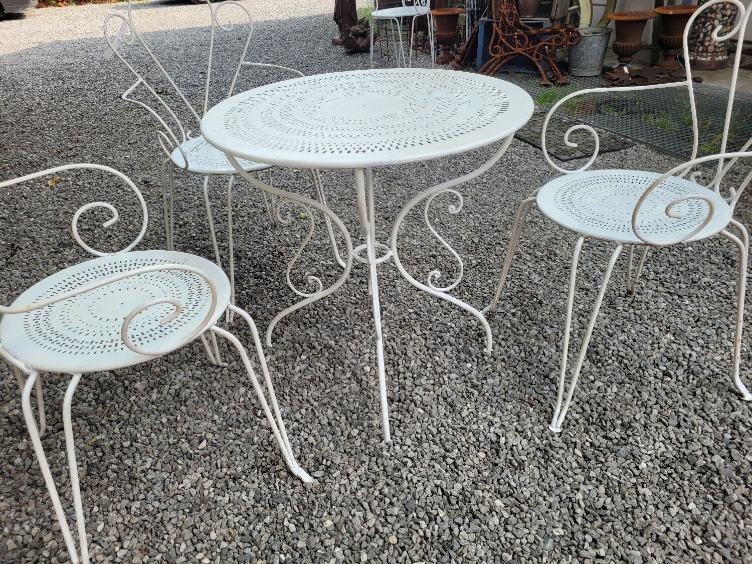 Ancien salon de jardin en fer forgé 3 fauteuils et table