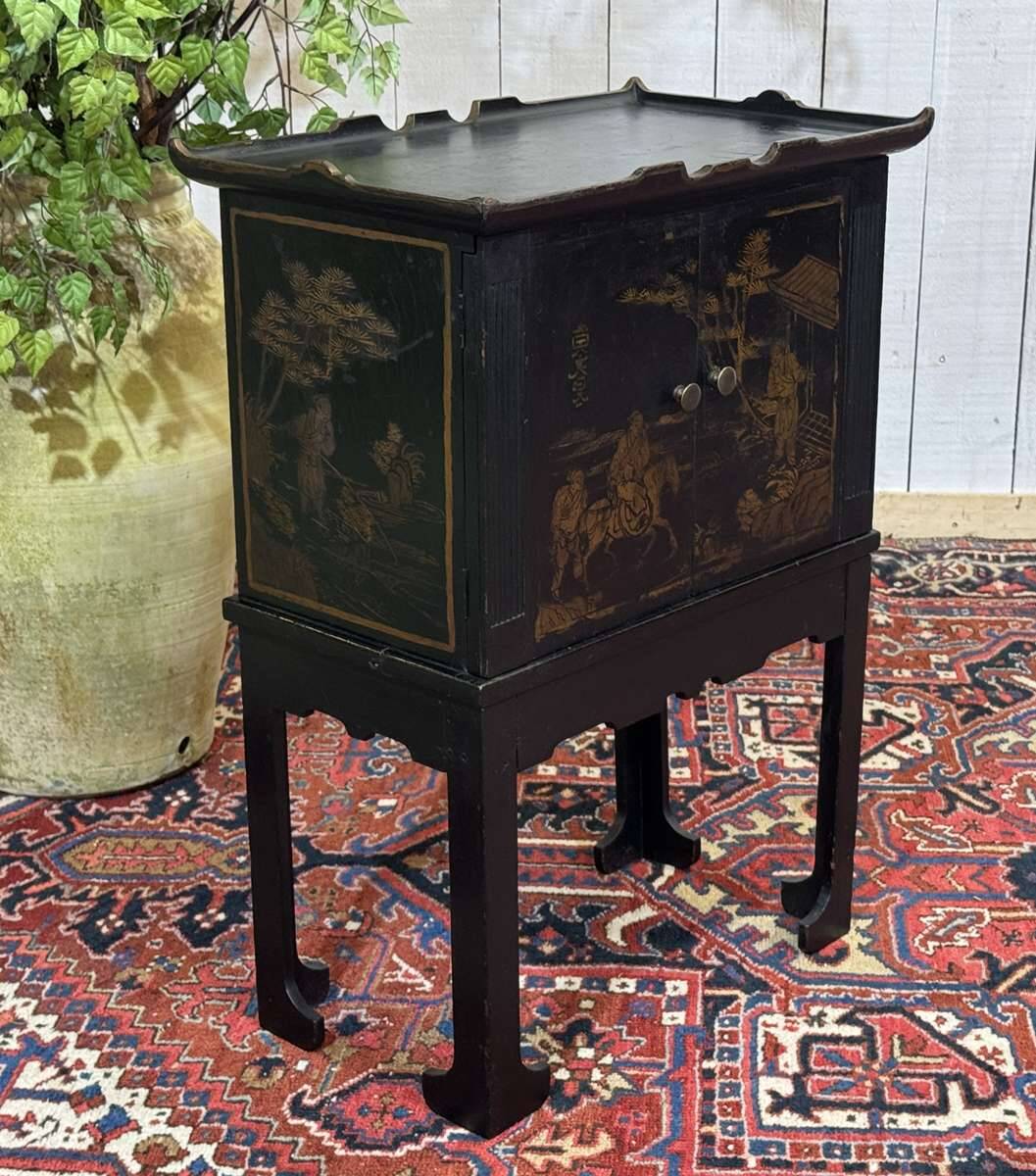 Small painted pine buffet from the 1950s, with Asian decor.
