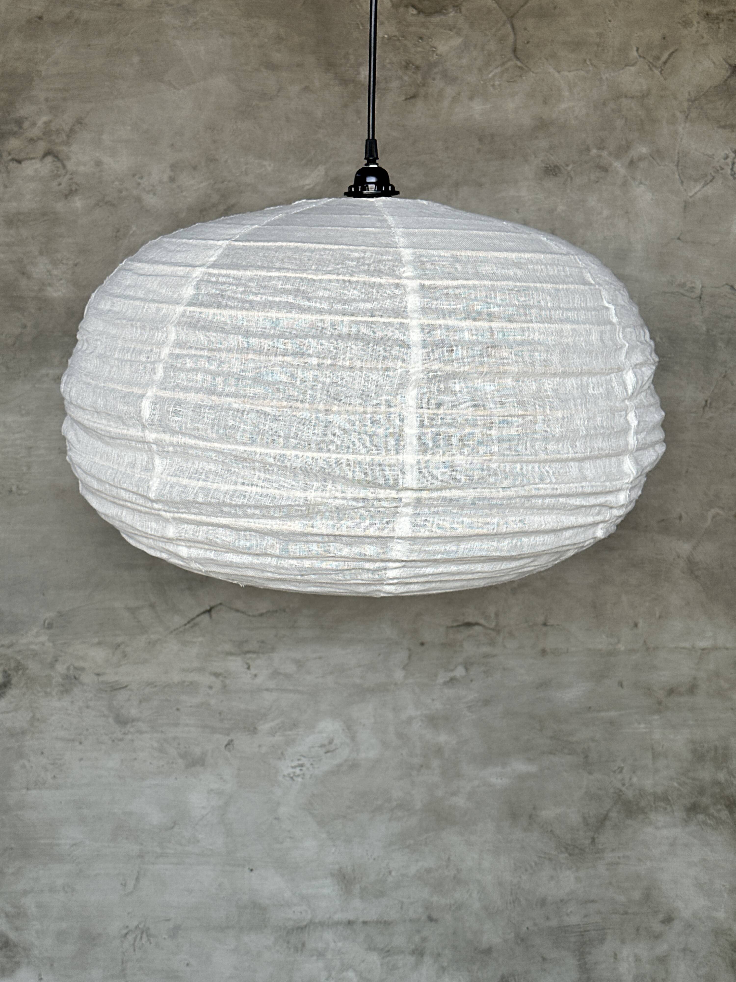 Moyenne suspension en rotin et lin naturel japonisante ronde aplatie (Labu) H35 D60