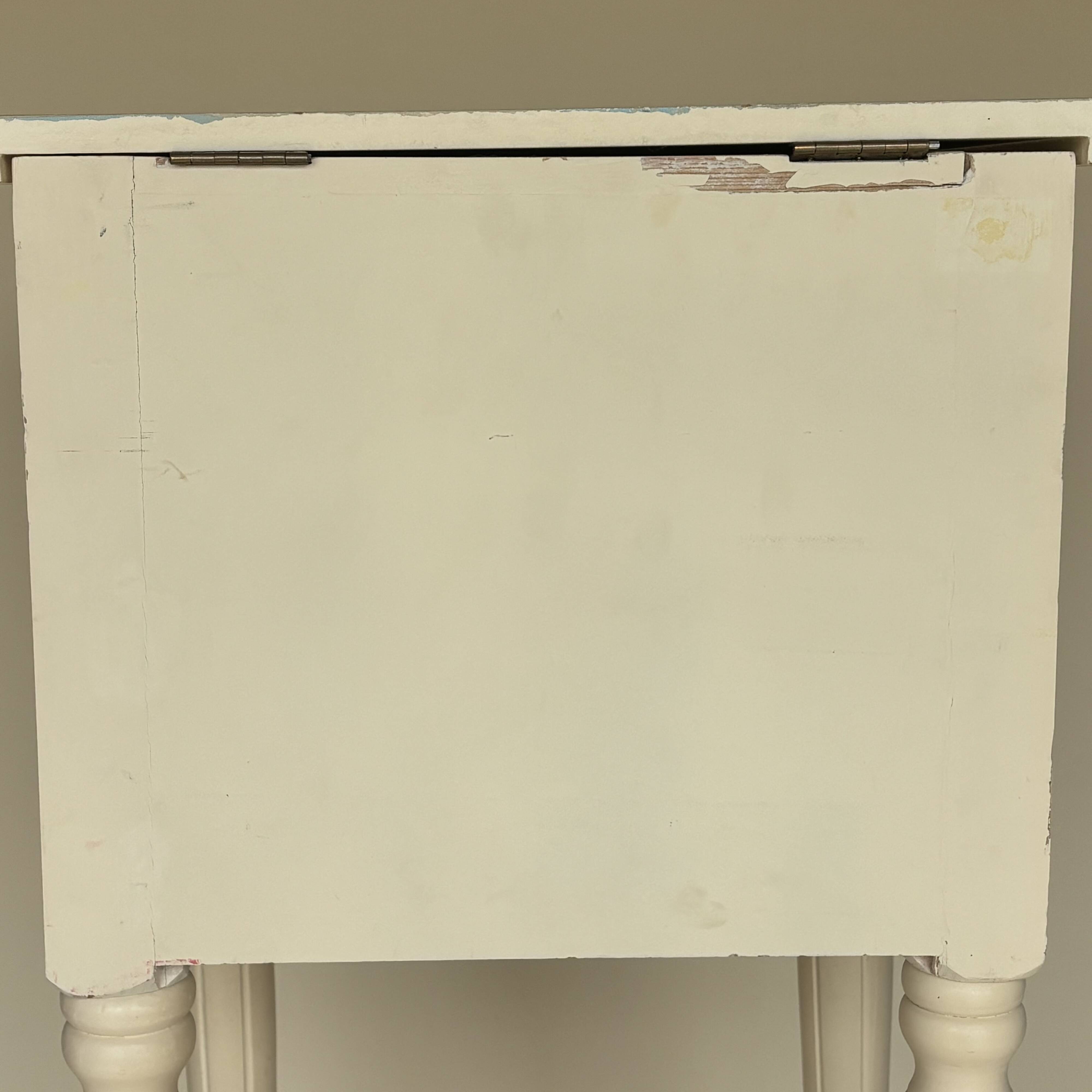 Mini dressing table