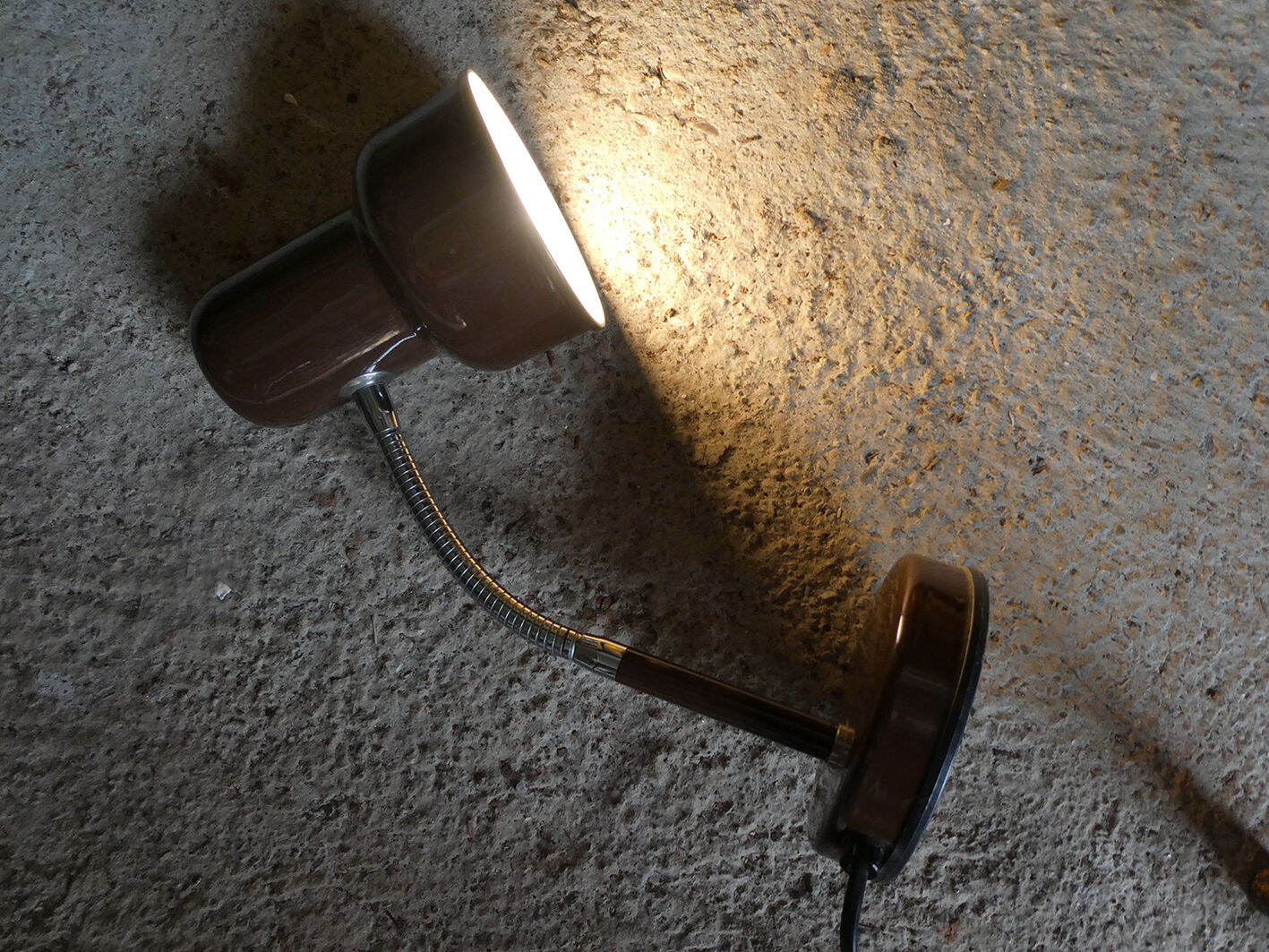 Articulated brown vintage office lamp