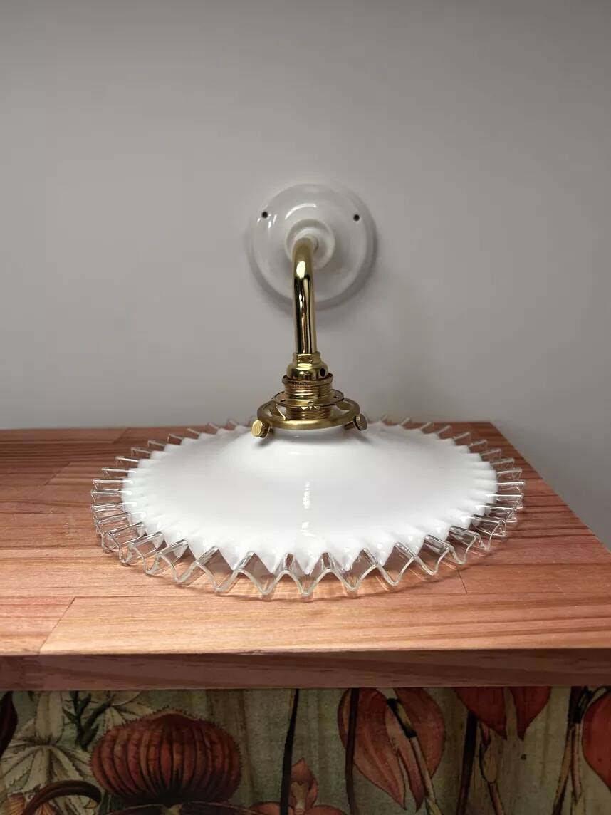 Applique murale vintage en opaline blanche