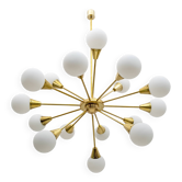 Grand lustre Spoutnik italien moderne du milieu du siècle en laiton et verre opalin