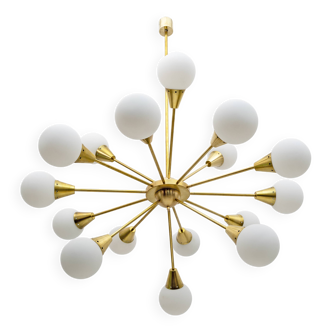 Grand lustre Spoutnik italien moderne du milieu du siècle en laiton et verre opalin