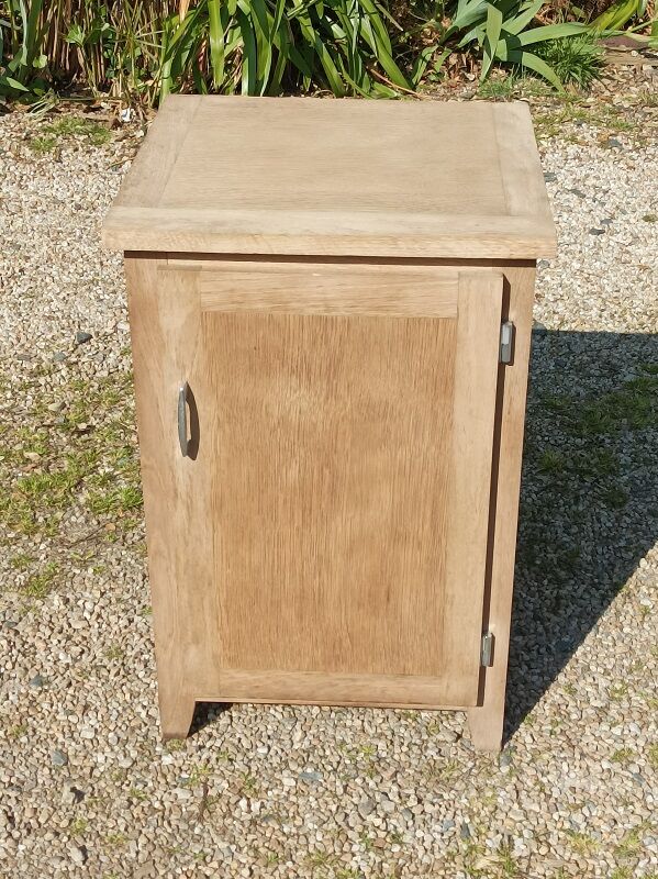 Side furniture table in solid wood aero-erased