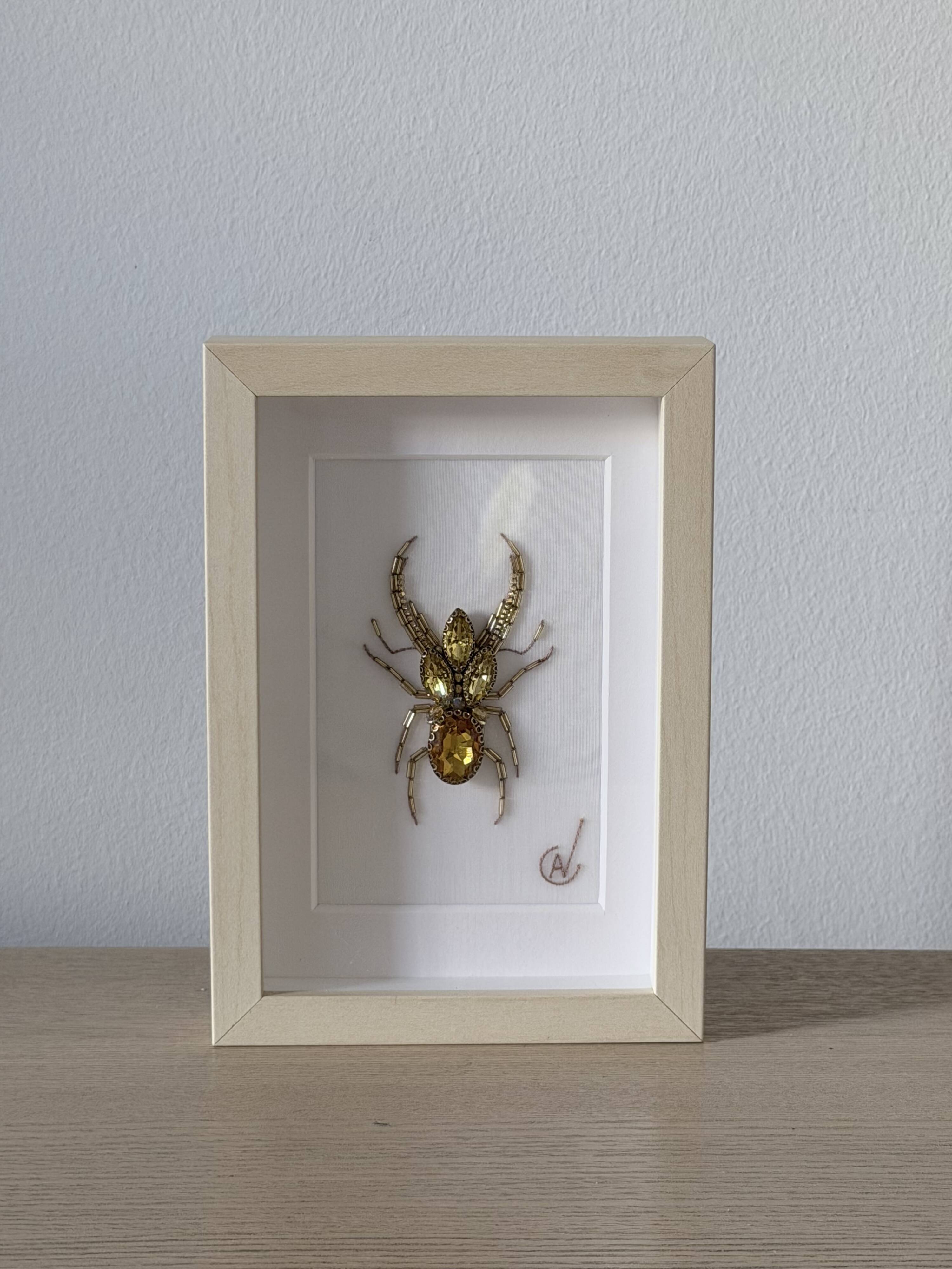 Tableau insecte brodé à la main (pièce unique)