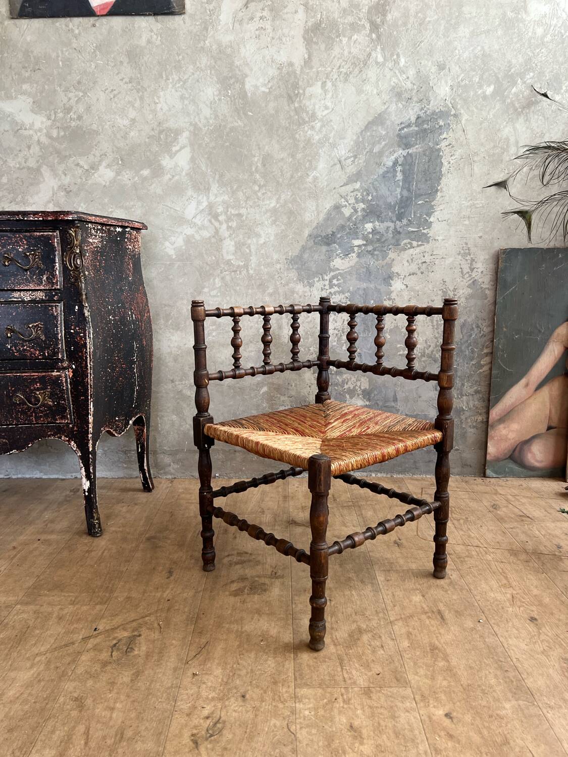 Chaise d’angle en bois et paille