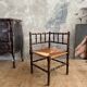 Chaise d’angle en bois et paille