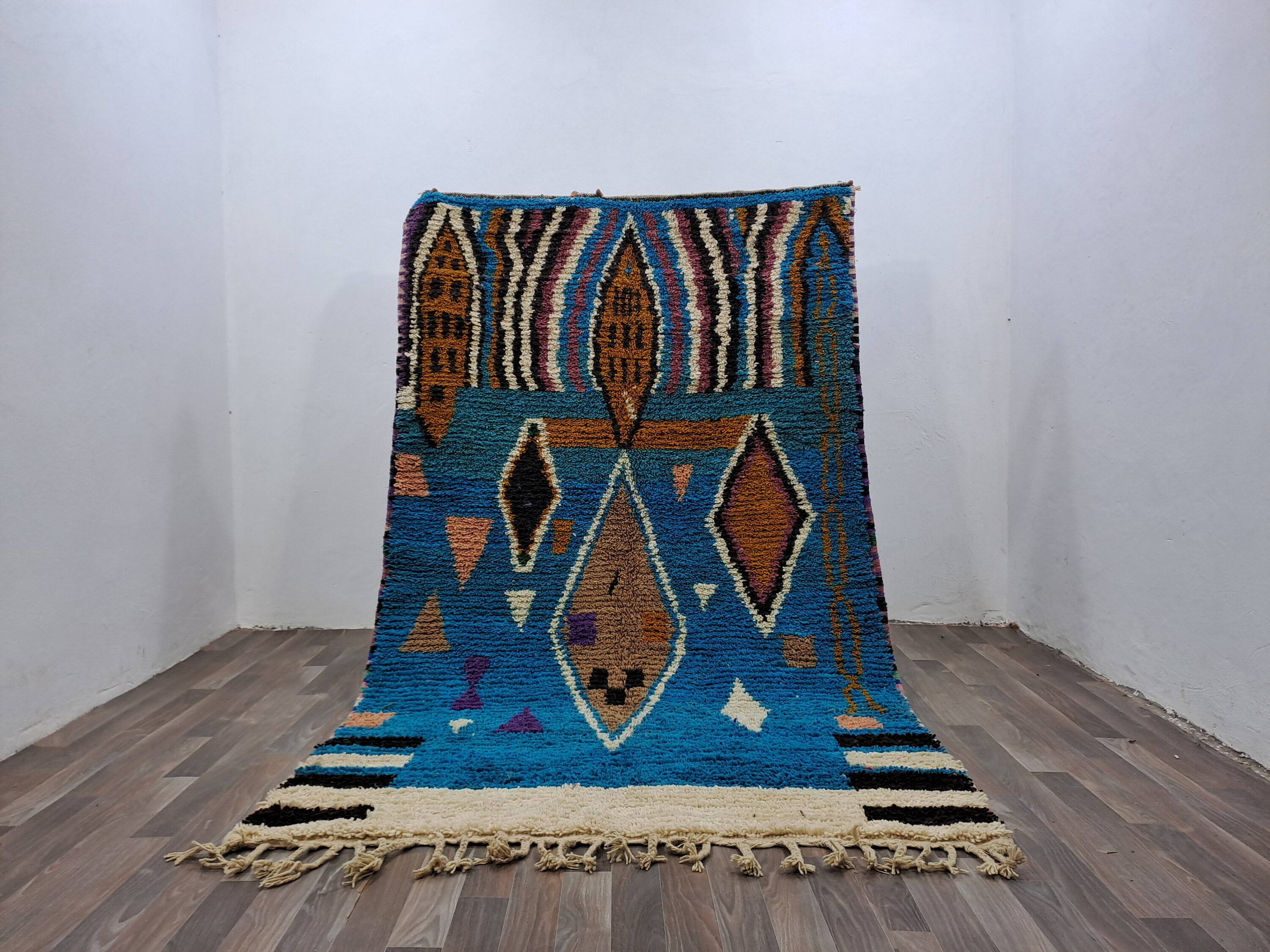 Large Moroccan rug made of natural wool, dimensions 250x150 cm, handmade.