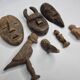 Collection de masques passeports et sculptures en bois et terre cuite, 7 pièces, 5 à 18 cm