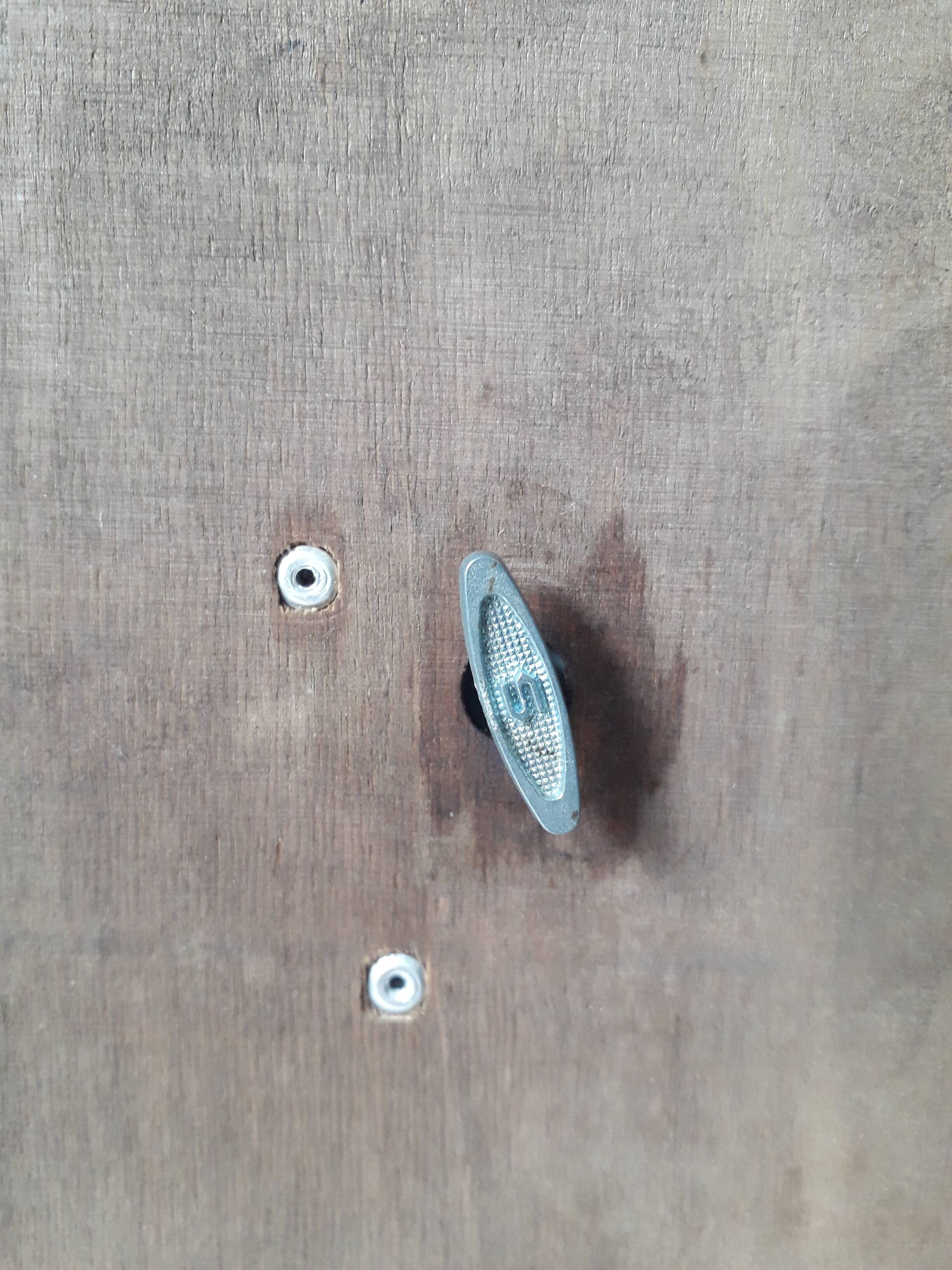 Vintage wooden and earthenware musical trivet (La vie en rose)