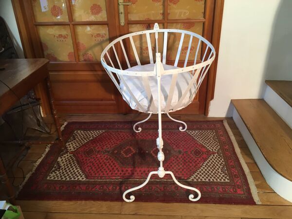 Berceau ancien en fer forgé