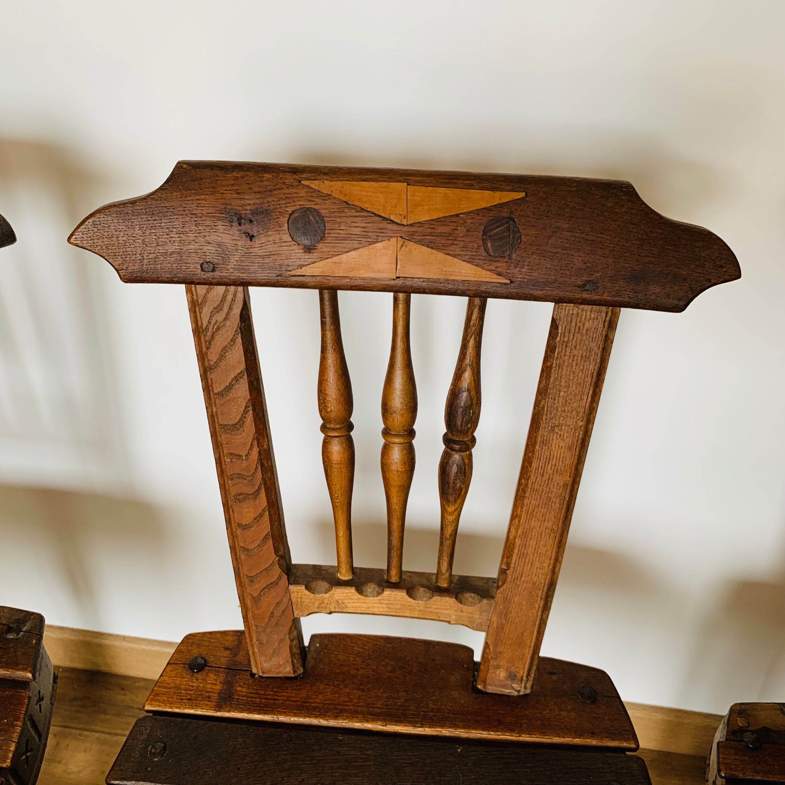 Ensemble de 5 chaises en bois, travail artisanal