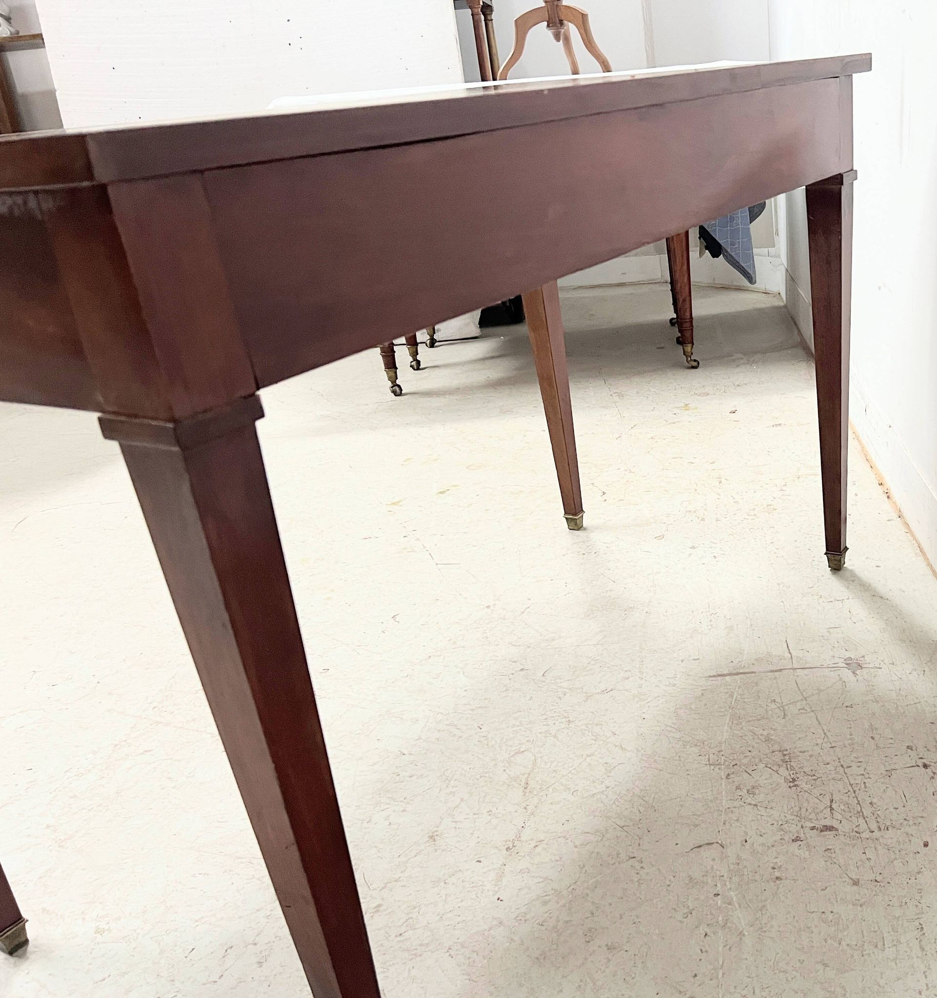 Louis XVI style desk in mahogany and veneer, 20th century.