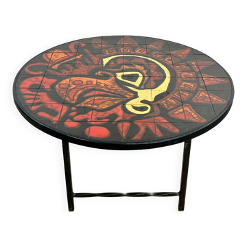Vintage round coffee table in graphic red and yellow ceramic from the 1960s.