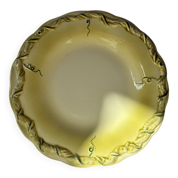 Assiette plate ancienne en barbotine