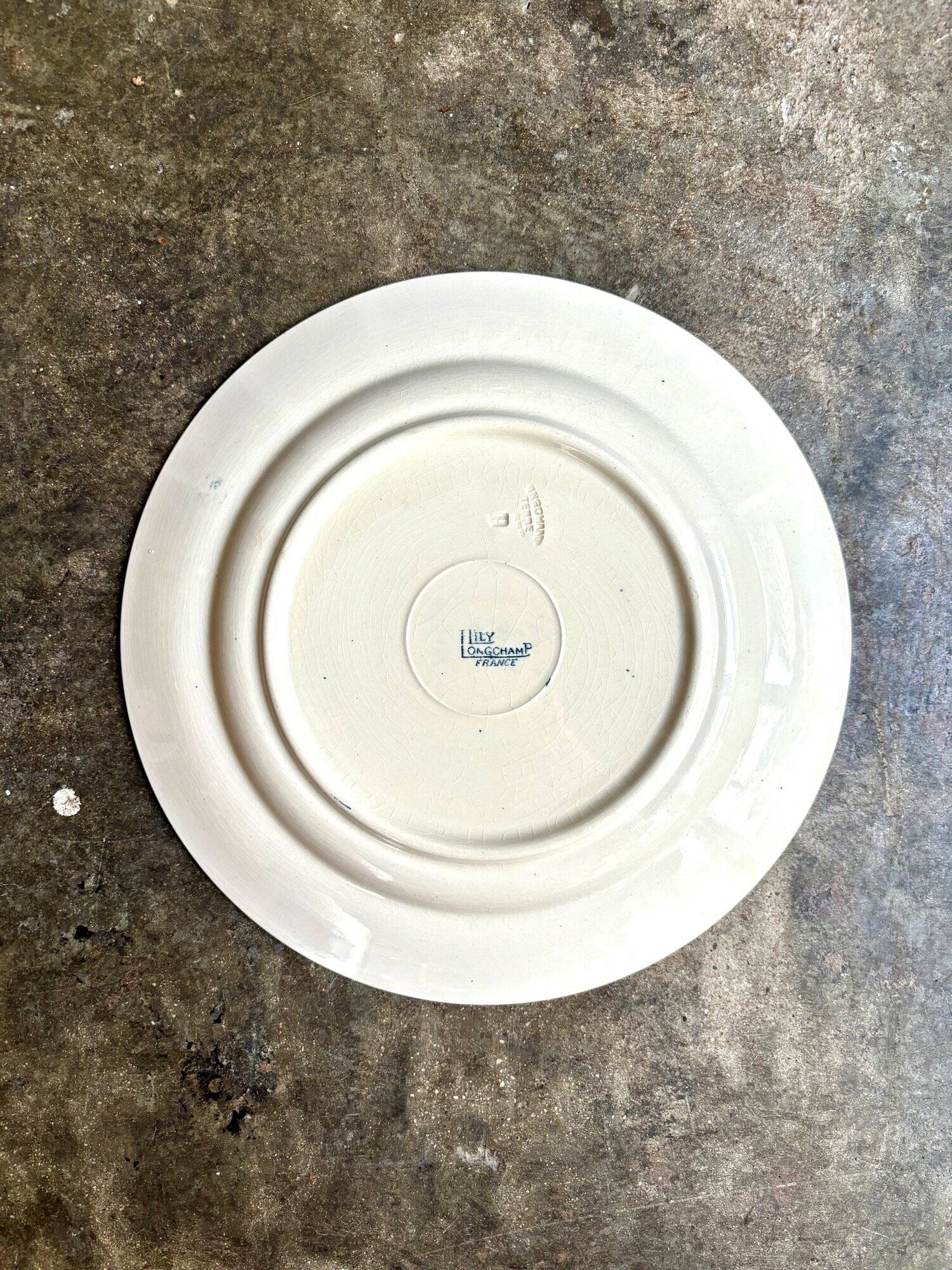 Longchamp flat plate in iron earth, “Lily” service