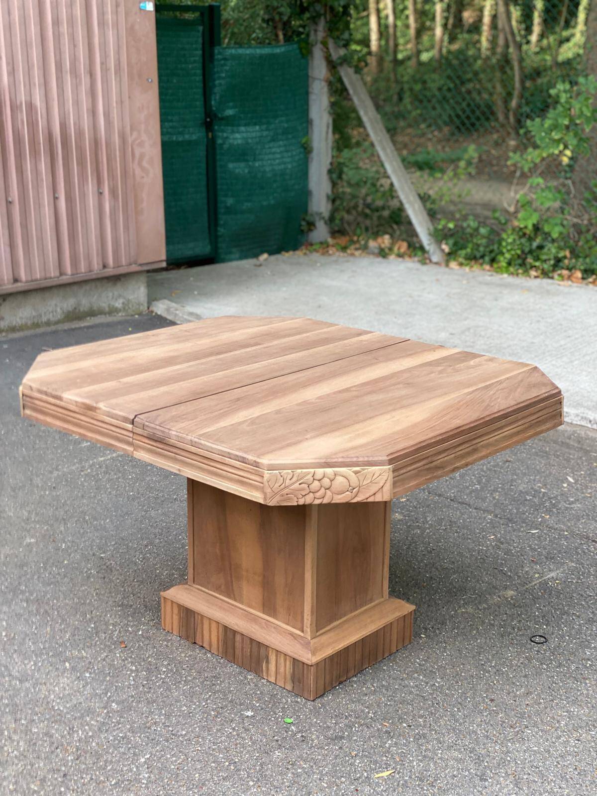Art Deco extendable dining table renovated in solid walnut with a central leg 193.