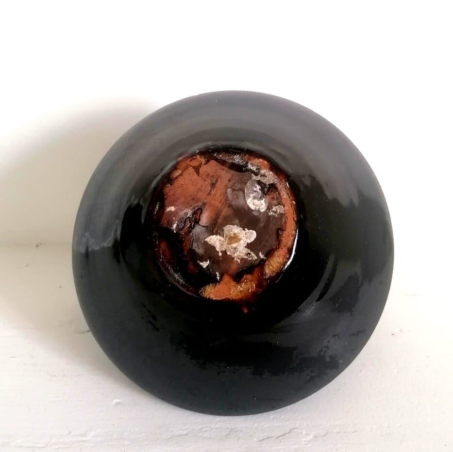 Chevrette modernist in black enamelled sandstone, circa 1970