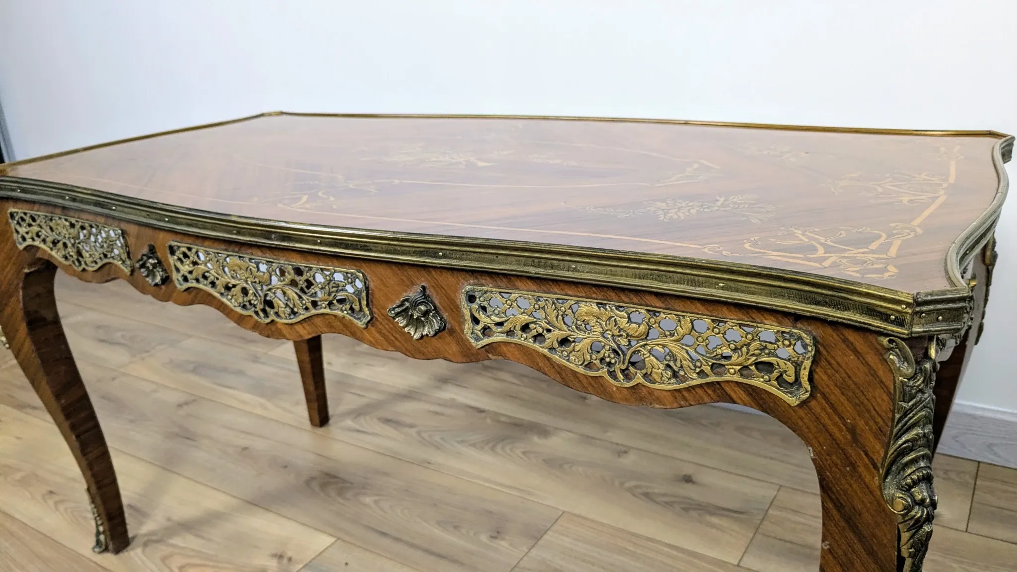 Louis XV style coffee table with floral marquetry and gilded bronze – 20th century