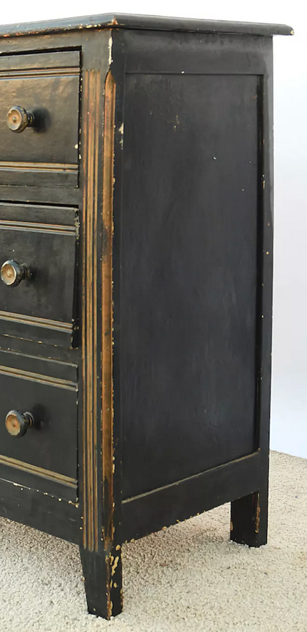 Chest of drawers in black lacquered wood