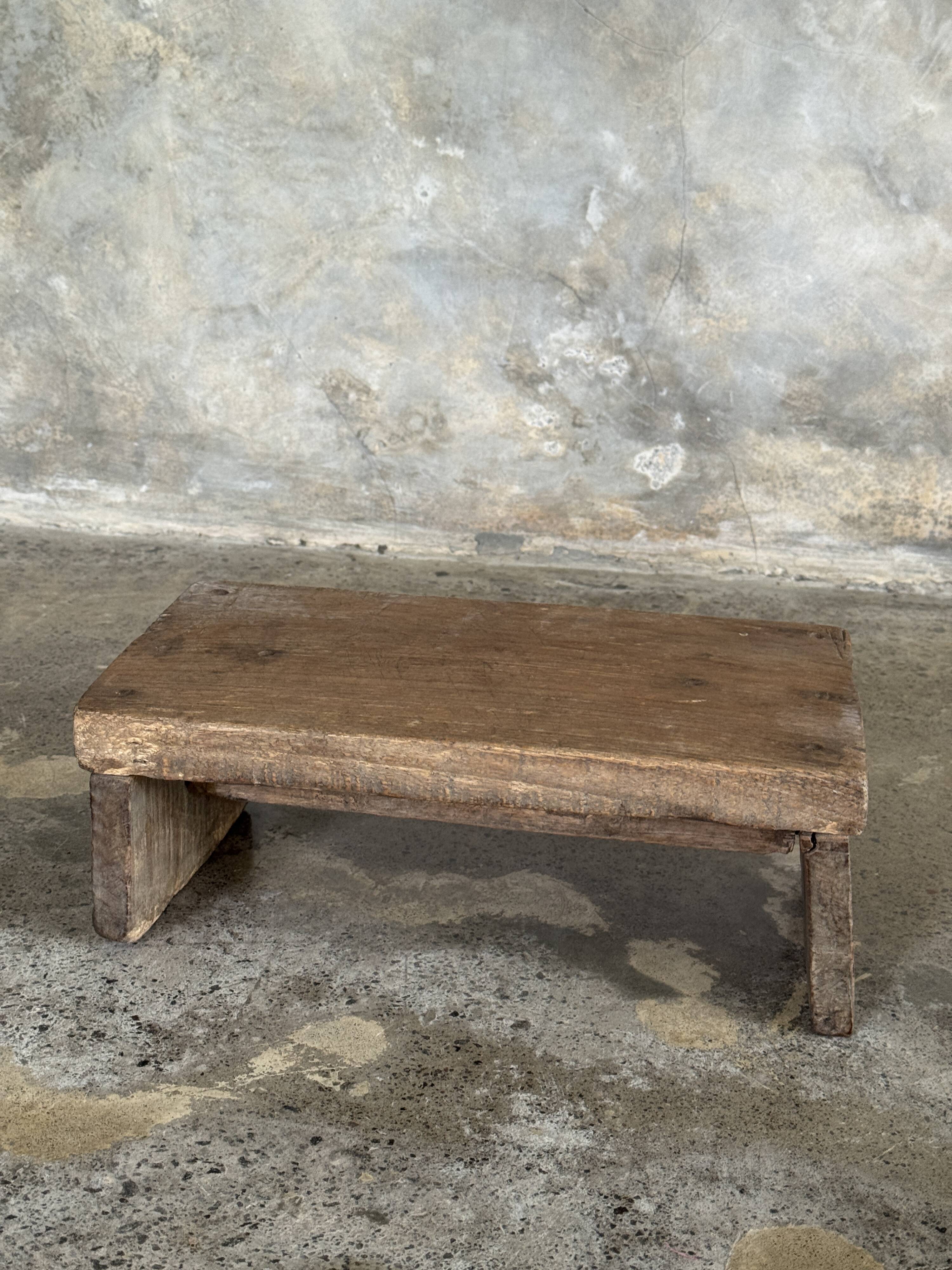 Small auxiliary stool in upcycled teak with a small hollow under the seat (3273)