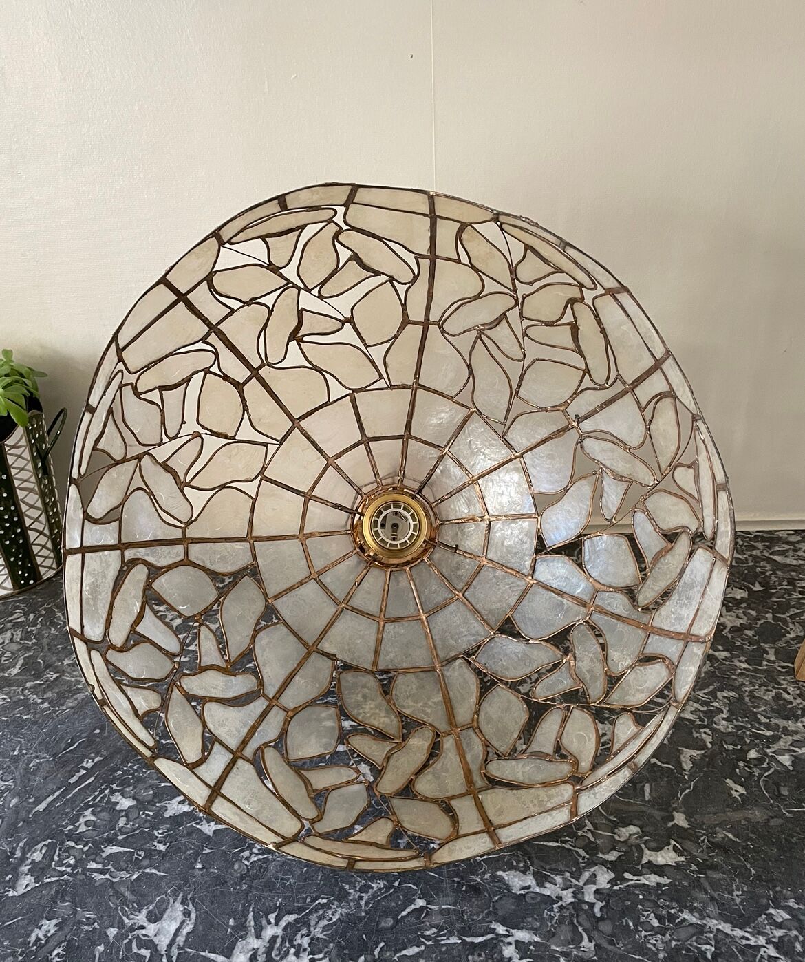 Mother-of-pearl and brass suspension