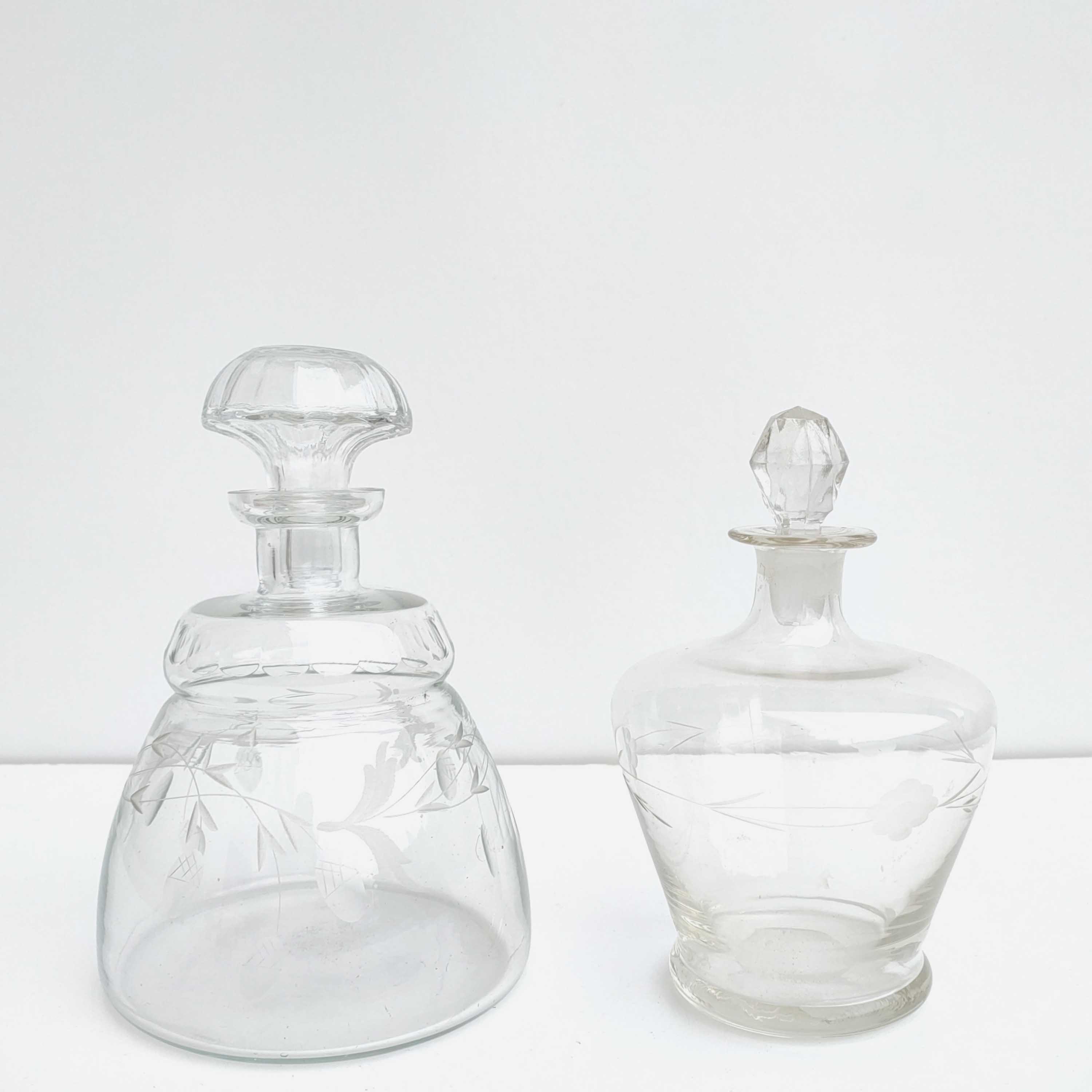 Set of 2 chiseled glass decanters with cap