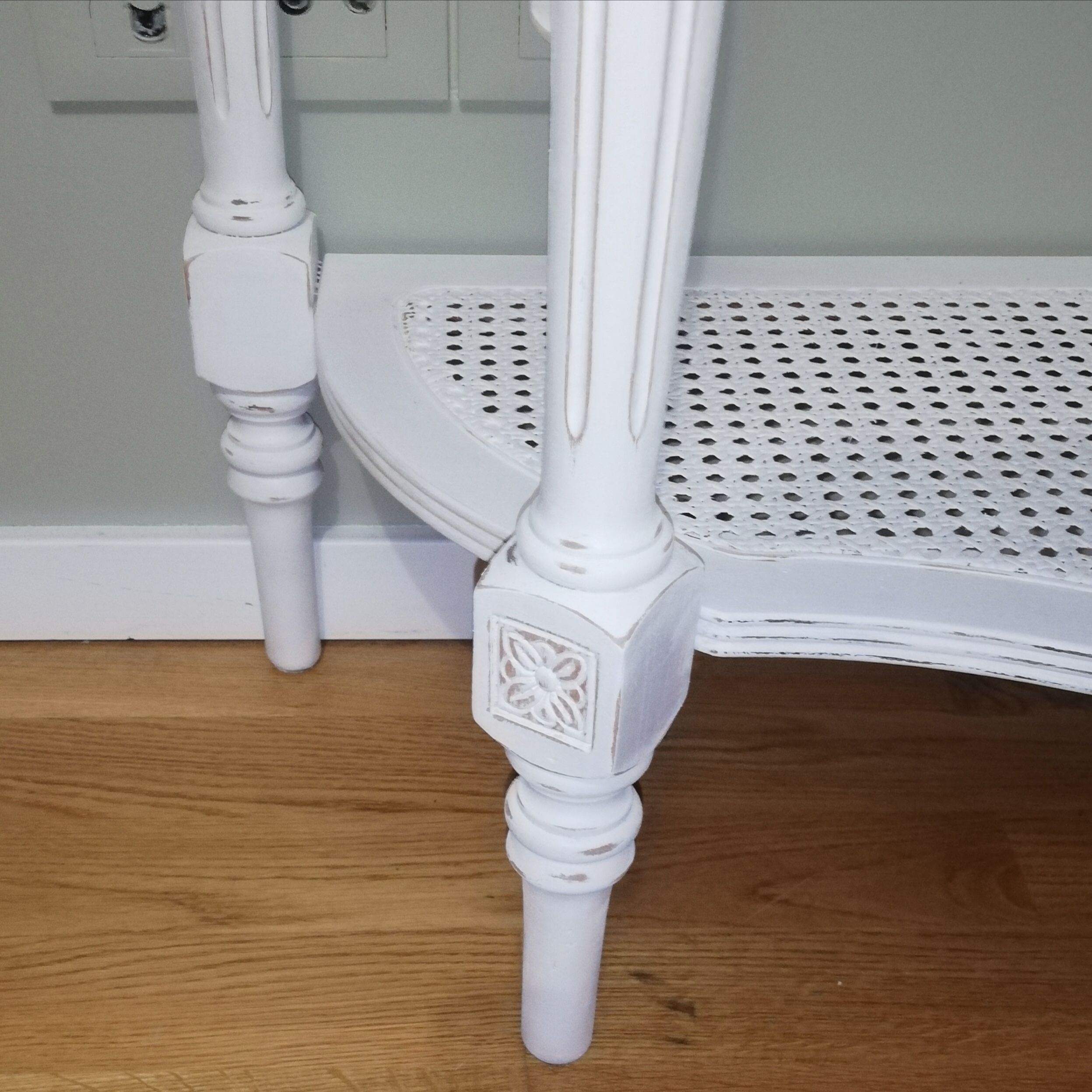 Shabby-style half-moon console