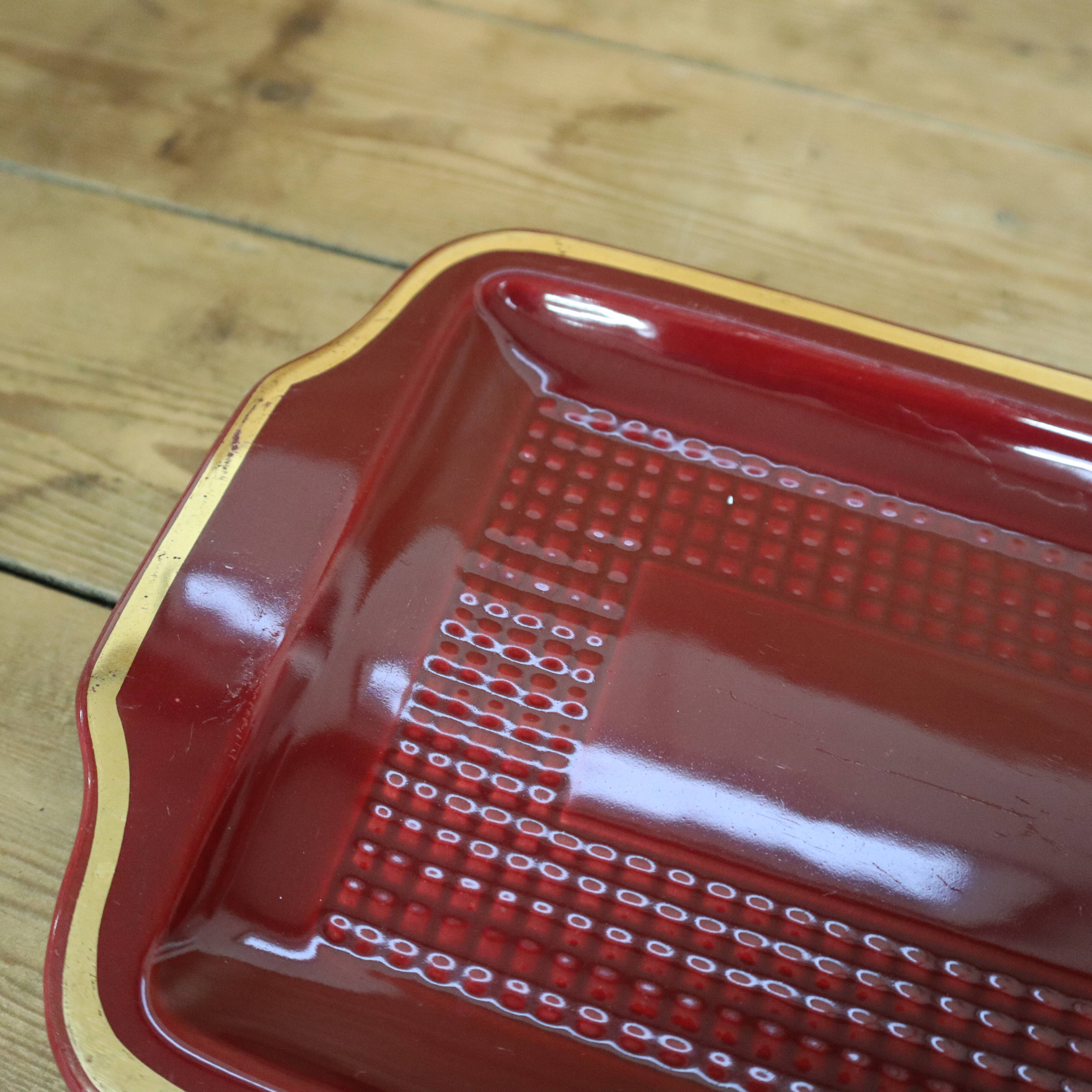 Saint Clément burgundy cake dish with gold trim