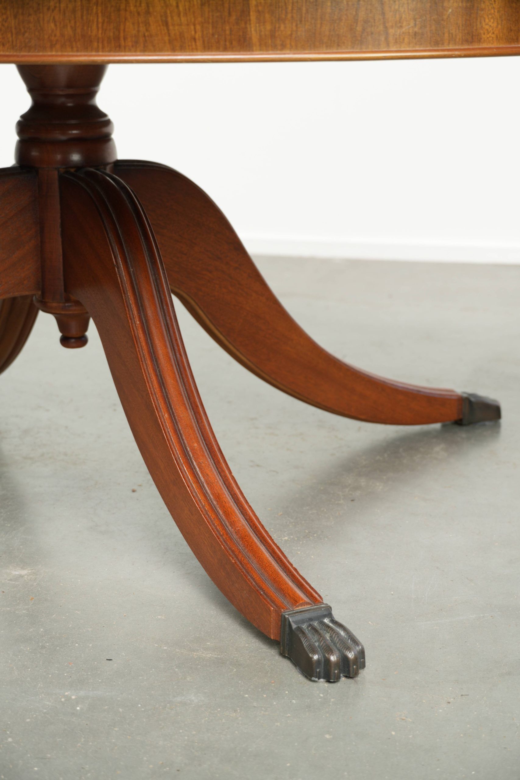 Table basse avec un plateau en cuir rouge de style anglais du 20e siècle.