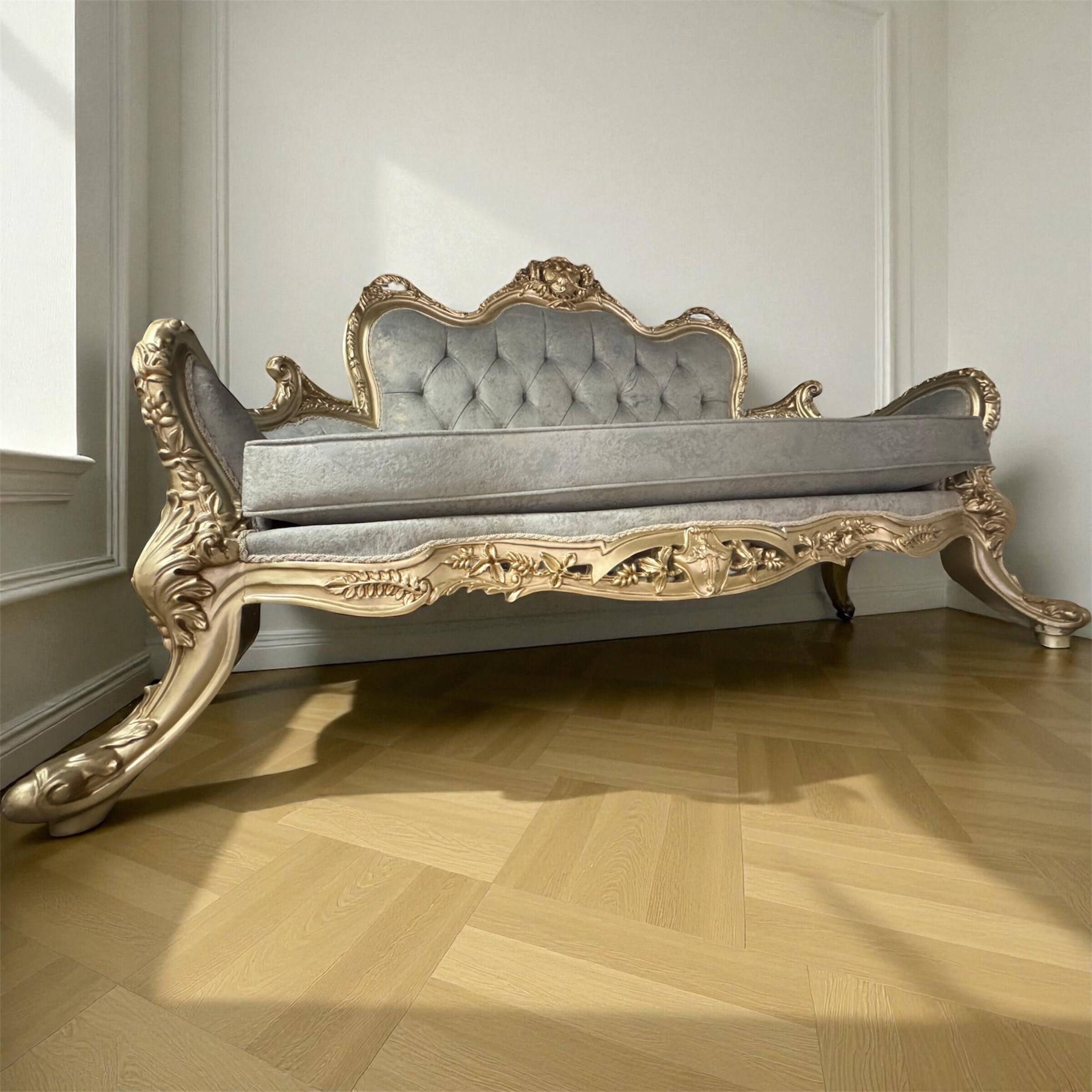 Un canapé bleu clair doux et argenté capitonné en bois d'hêtre Style Louis