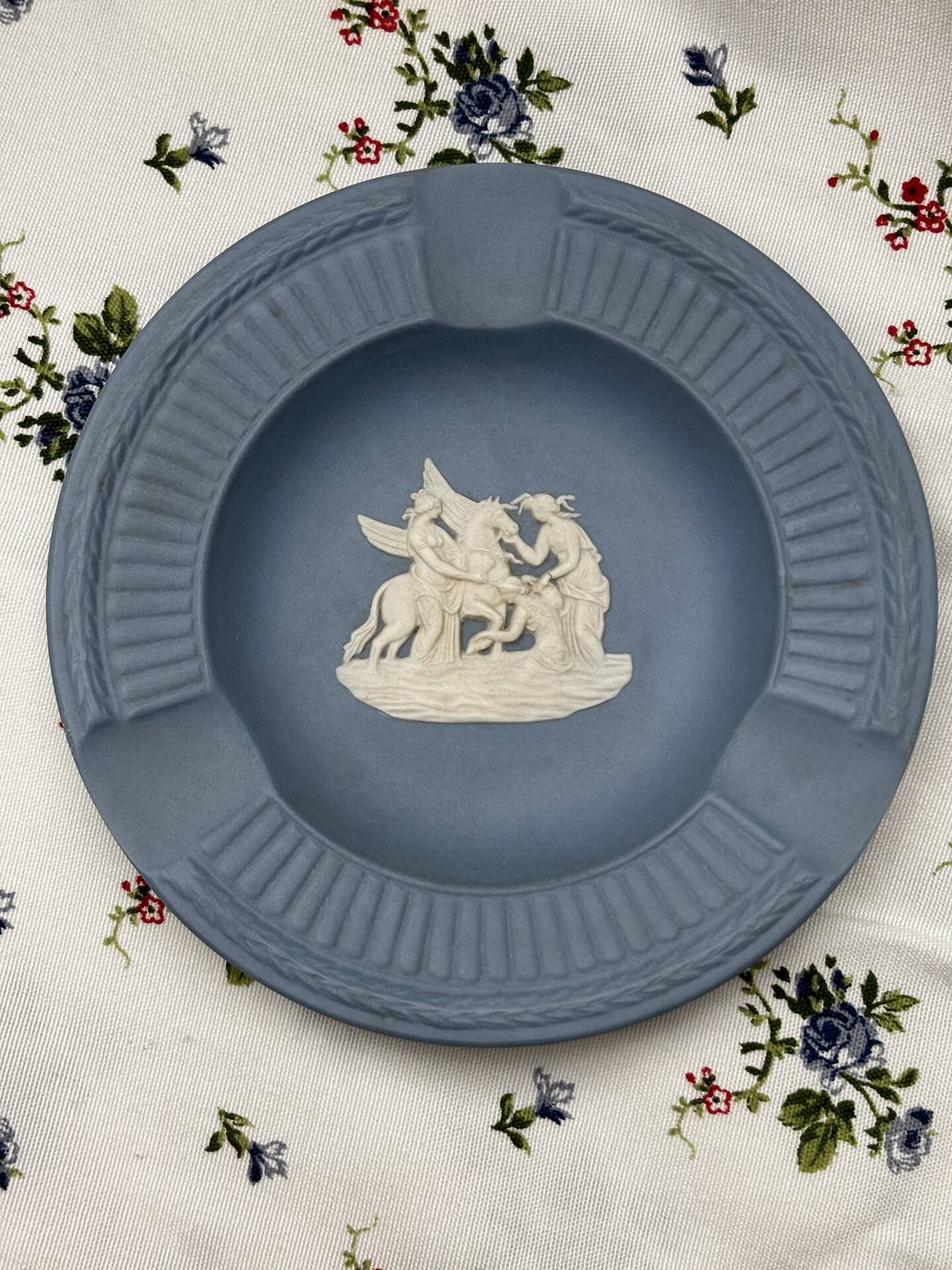 Superbe cendrier Jasperware Wedgwood england bleu