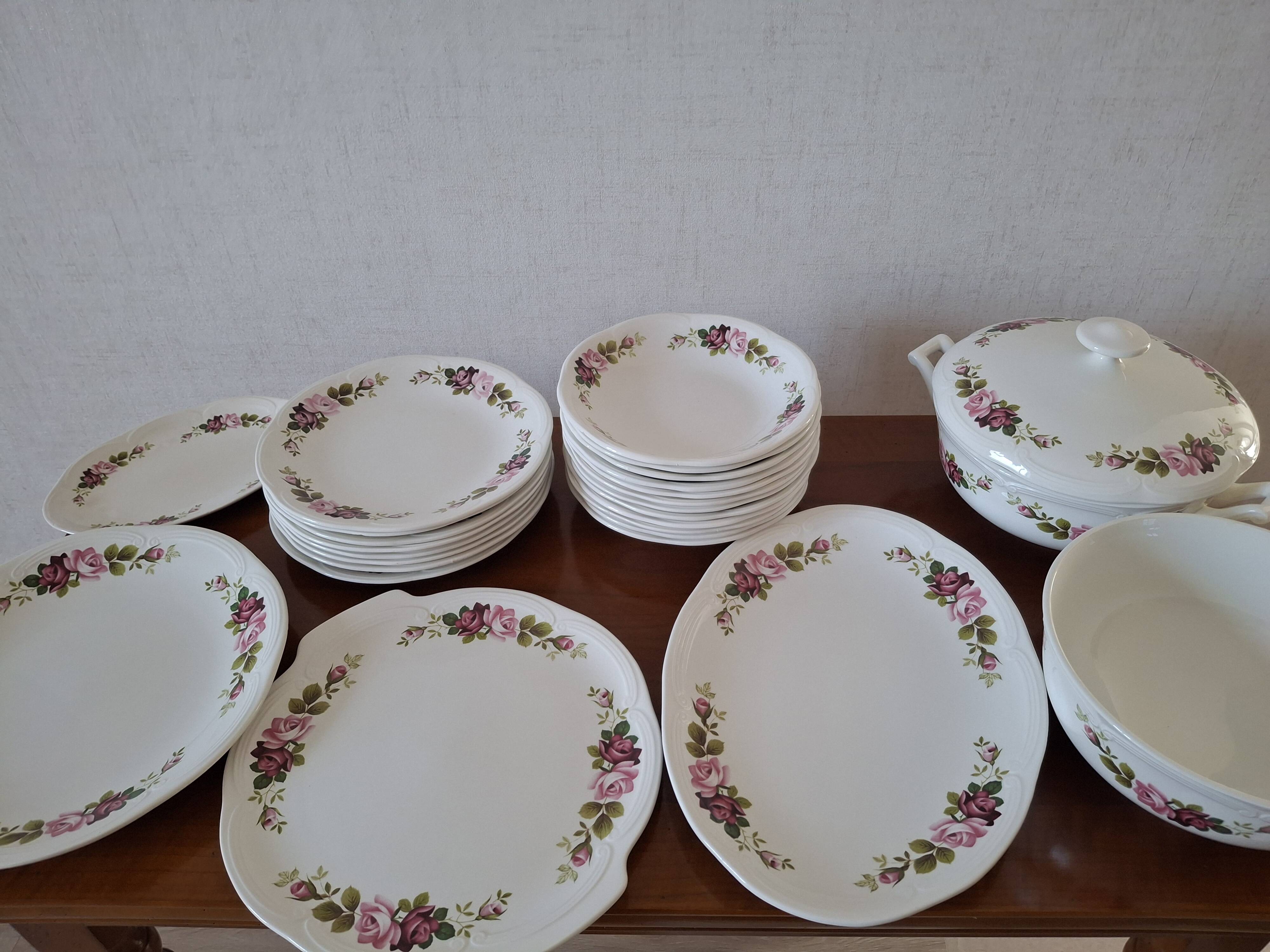 Vintage tableware service in Gien earthenware, "Champs" model with roses – An